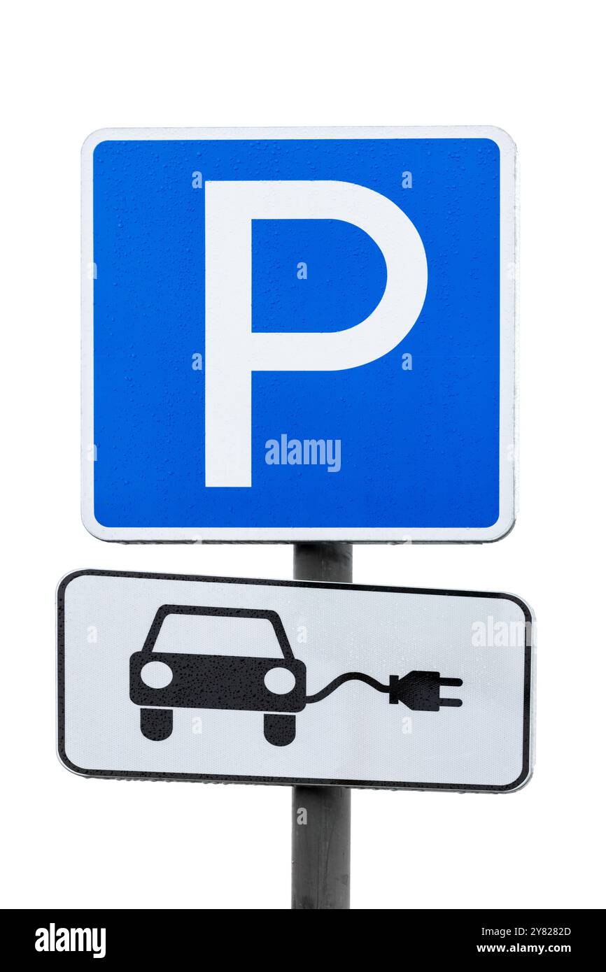 Parcheggio con stazione di ricarica per auto elettriche, segnaletica stradale blu bianca isolata su sfondo bianco Foto Stock