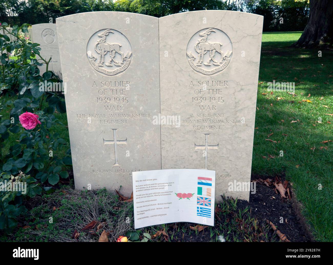 Tomba di un ignoto soldato del Royal Yorkshire Regiment, morto nella guerra del 1939-45, Bayeux War Cemetery sul Boulevard Fabian Ware, Francia Foto Stock