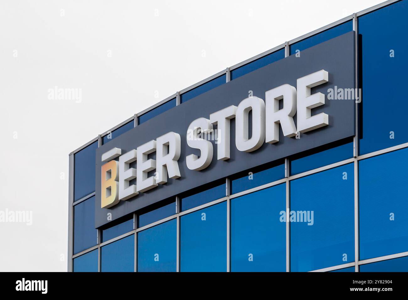 Il cartello del negozio di birra sull'edificio dell'ufficio aziendale di Mississauga Foto Stock
