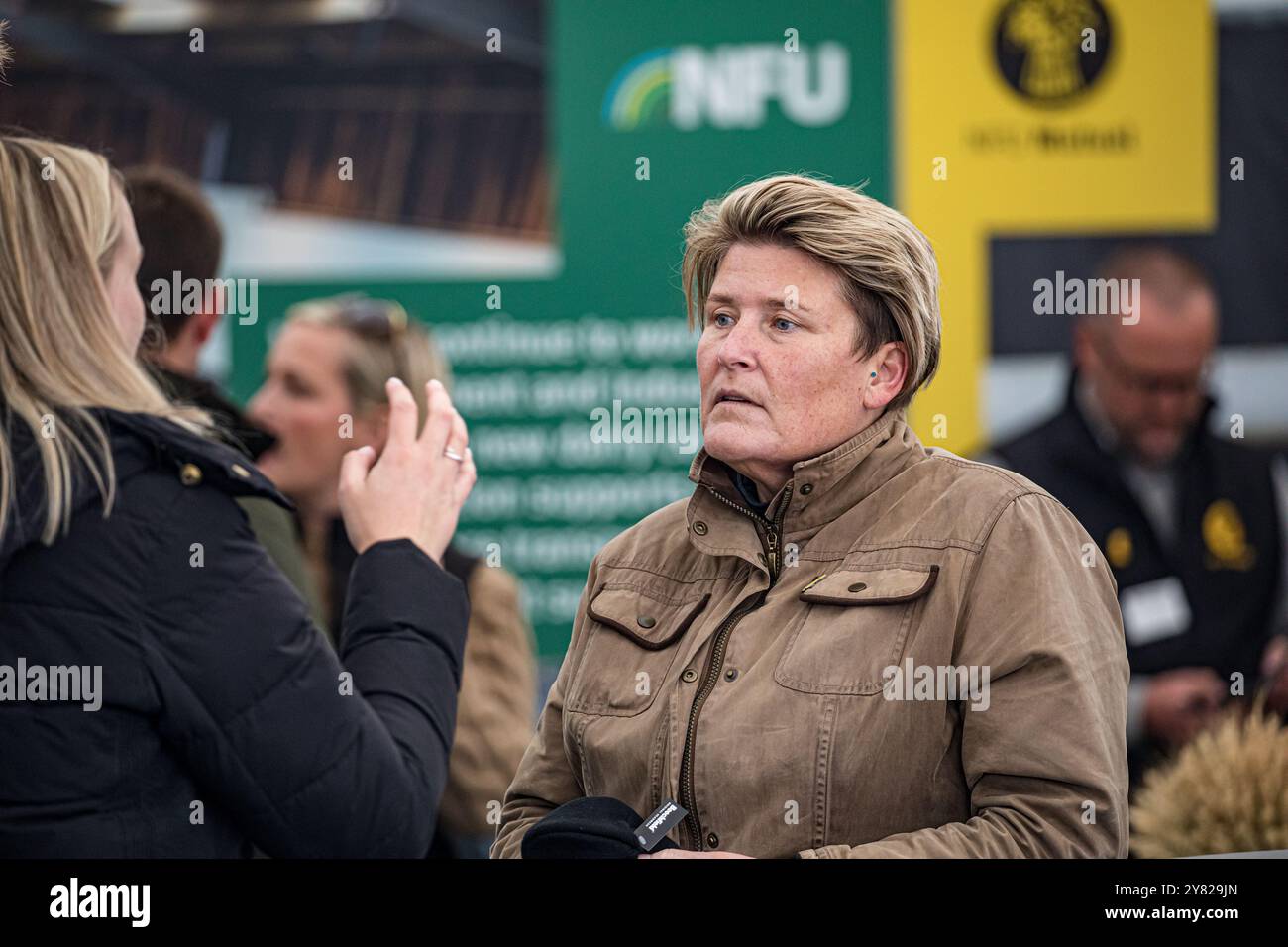 Bath and West Showground, Shepton Mallet, Regno Unito, 2 ottobre 2024. Democratico liberale, Sarak Dyke MP, all'Annual Dairy Show. Sarah è una voce forte per la comunità agricola di Westminster. Ha richiamato l’attenzione sulle questioni più importanti per gli agricoltori, tra cui gli accordi commerciali, le esportazioni di bestiame e il sistema di incentivi all’agricoltura sostenibile, ha tenuto un dibattito parlamentare sulla sicurezza alimentare del Regno Unito e ha lavorato a stretto contatto con la Farm Safety Foundation sull’importante questione della salute mentale degli agricoltori. Accreditamento John Rose/Alamy Live News Foto Stock