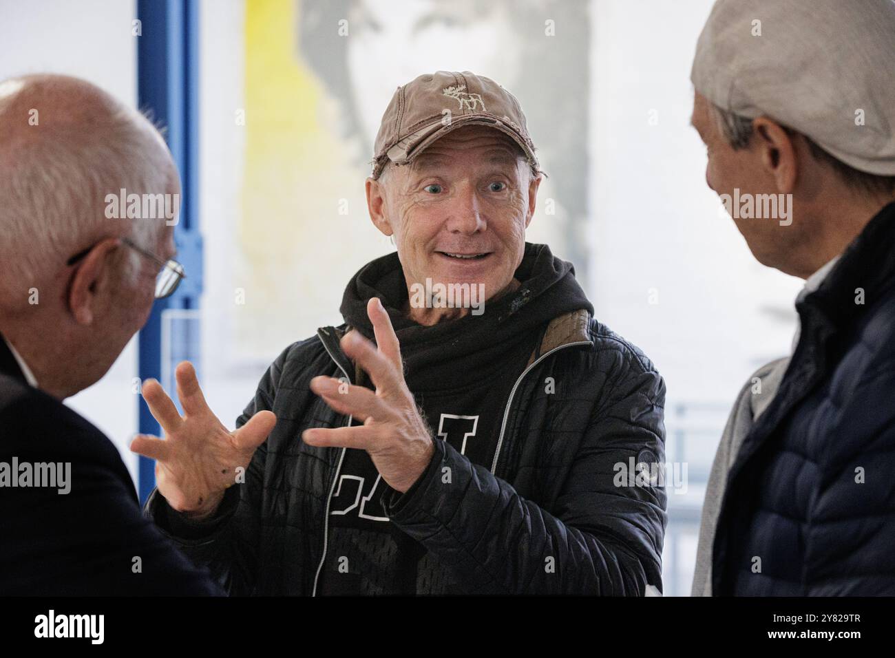 02.10.2024. Hilden/Rheinland. Bananensprayer, Aktionskünstler, Ateliermaler und Streetartist Thomas Baumgärtel sprüht bei der Ausstellung 'Super, Held Foto Stock