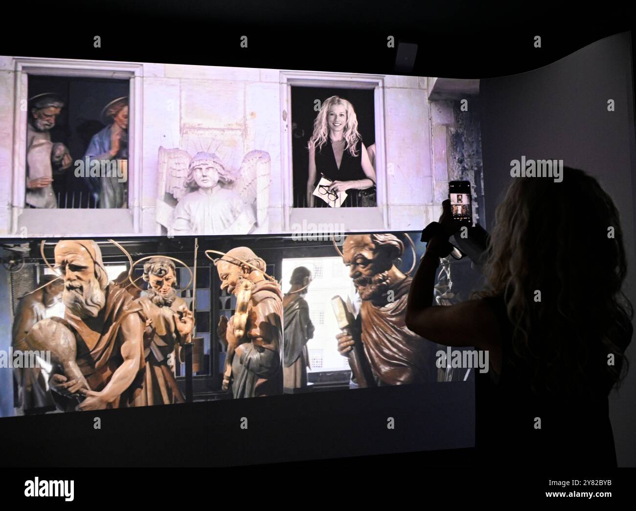 Piazza della città Vecchia, Praga. 2 ottobre 2024. Proiezioni su grande schermo, giochi interattivi paesaggi utopici durante la mostra interattiva Praga Magica in The House presso The Red Fox in Piazza della città Vecchia, Praga, Repubblica Ceca, 2 ottobre 2024. Crediti: Michal Krumphanzl/CTK Photo/Alamy Live News Foto Stock