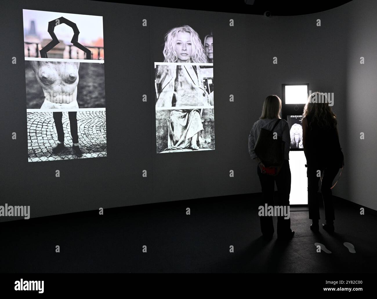 Piazza della città Vecchia, Praga. 2 ottobre 2024. Proiezioni su grande schermo, giochi interattivi paesaggi utopici durante la mostra interattiva Praga Magica in The House presso The Red Fox in Piazza della città Vecchia, Praga, Repubblica Ceca, 2 ottobre 2024. Crediti: Michal Krumphanzl/CTK Photo/Alamy Live News Foto Stock