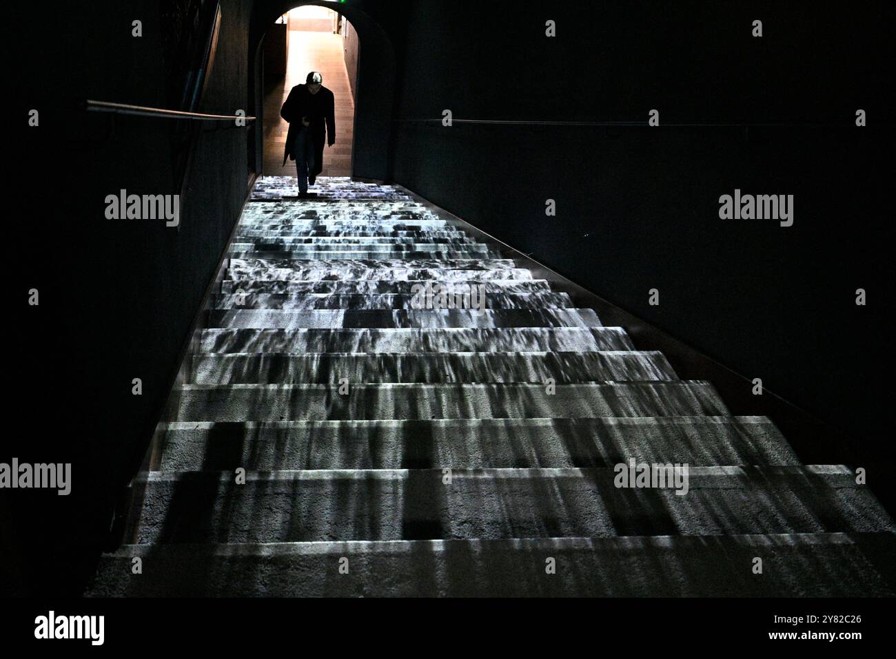 Piazza della città Vecchia, Praga. 2 ottobre 2024. Proiezioni su grande schermo, giochi interattivi paesaggi utopici durante la mostra interattiva Praga Magica in The House presso The Red Fox in Piazza della città Vecchia, Praga, Repubblica Ceca, 2 ottobre 2024. Crediti: Michal Krumphanzl/CTK Photo/Alamy Live News Foto Stock