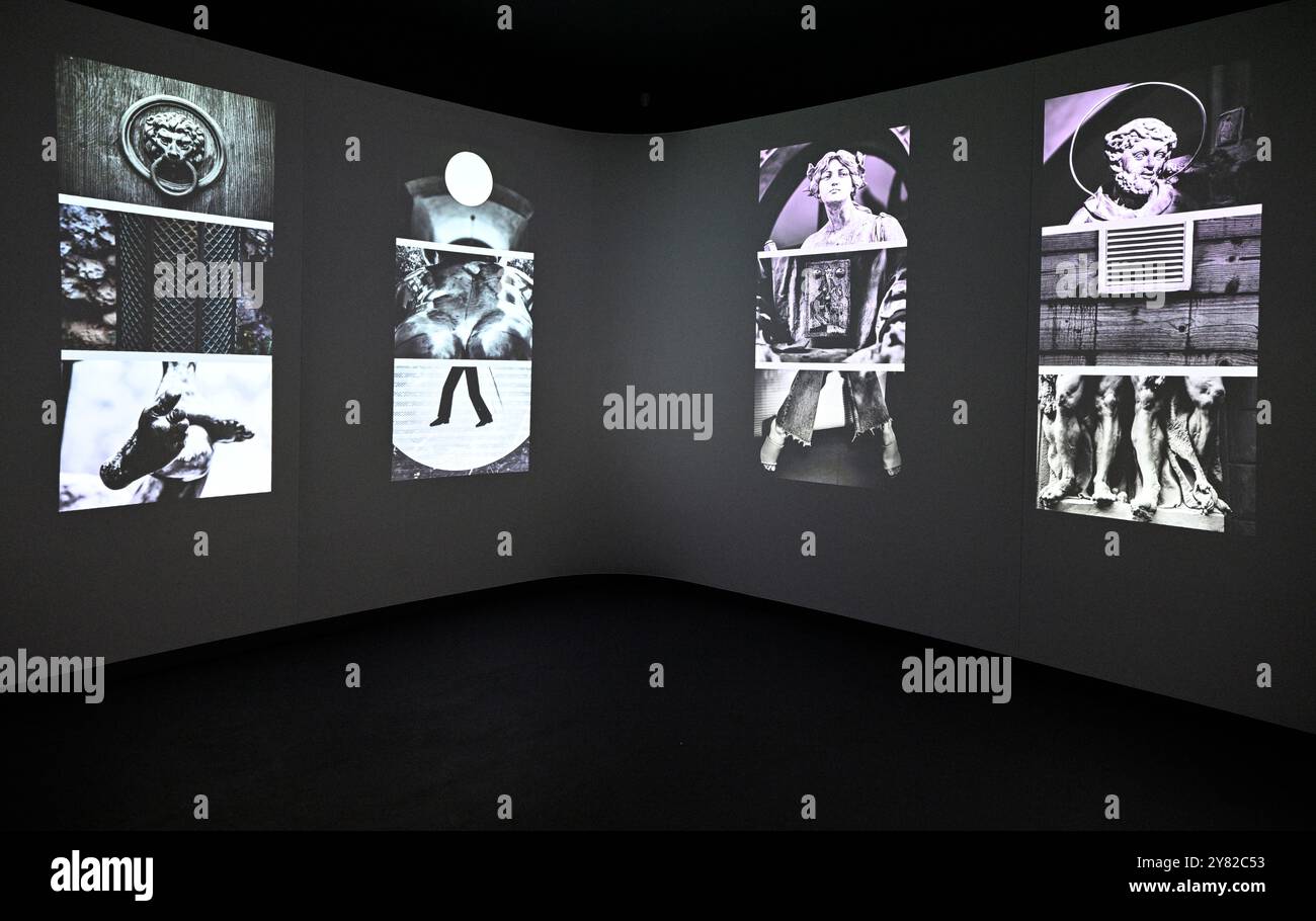 Piazza della città Vecchia, Praga. 2 ottobre 2024. Proiezioni su grande schermo, giochi interattivi paesaggi utopici durante la mostra interattiva Praga Magica in The House presso The Red Fox in Piazza della città Vecchia, Praga, Repubblica Ceca, 2 ottobre 2024. Crediti: Michal Krumphanzl/CTK Photo/Alamy Live News Foto Stock