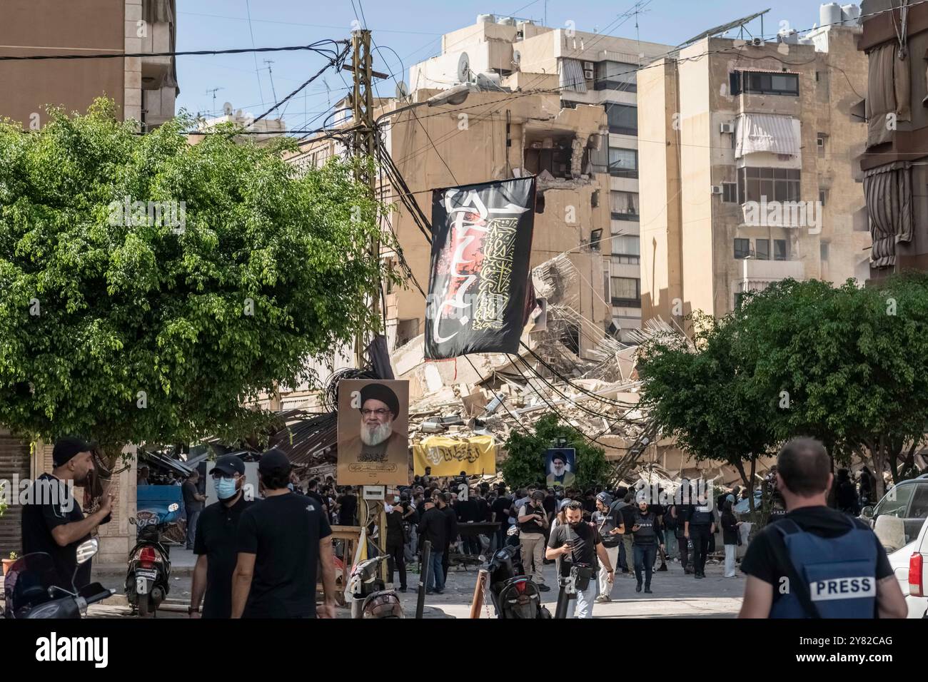 Beirut, Beirut, Libano. 2 ottobre 2024. L'ufficio stampa e media di Hezbollah ha organizzato un tour all'interno del sobborgo residenziale di Dahieh, a sud di Beirut, per mostrare le aree recentemente bombardate. 4 luoghi bombardati negli ultimi giorni sono stati mostrati ai media internazionali, ma non agli ultimi, colpiti da un missile la stessa mattina. (Credit Image: © Matteo Placucci/ZUMA Press Wire) SOLO PER USO EDITORIALE! Non per USO commerciale! Foto Stock