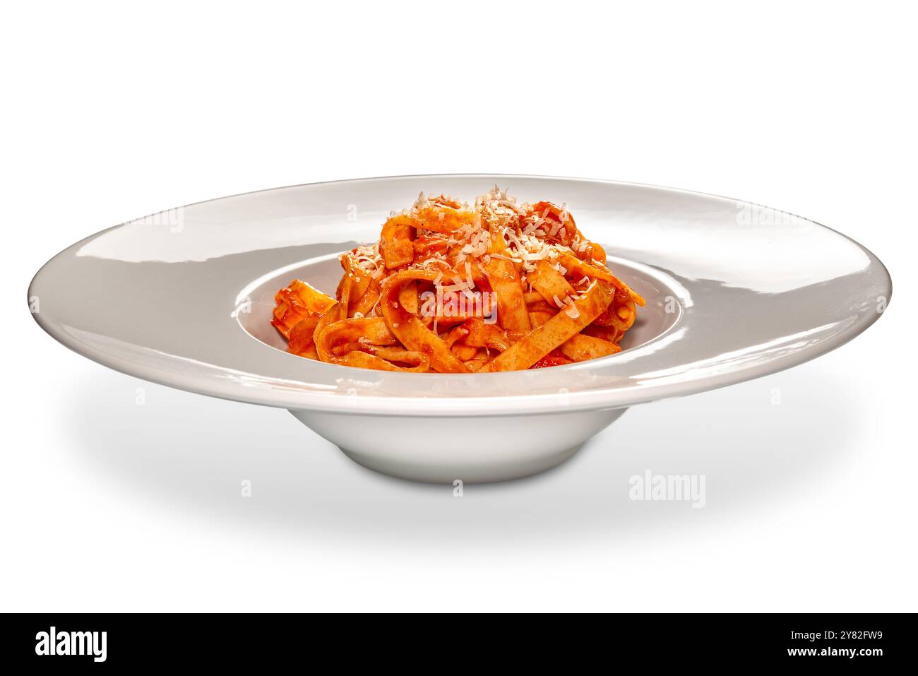 Tagliatelle di pasta con salsa di pomodoro rosso con parmigiano grattugiato in piatto bianco isolato su bianco con percorso di ritaglio incluso Foto Stock