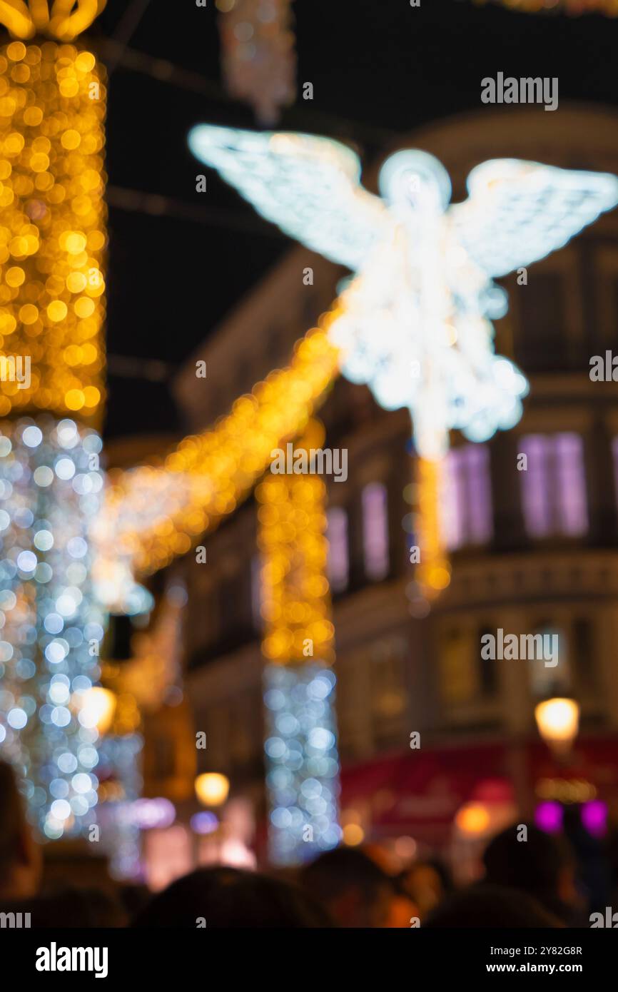 Il Natale si illumina in una strada trafficata di Malaga in una notte di festa. Foto Stock