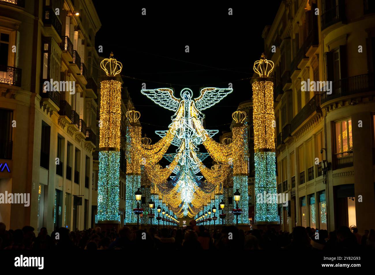 Persone che guardano le luci di Natale in una strada trafficata a Màlaga Foto Stock