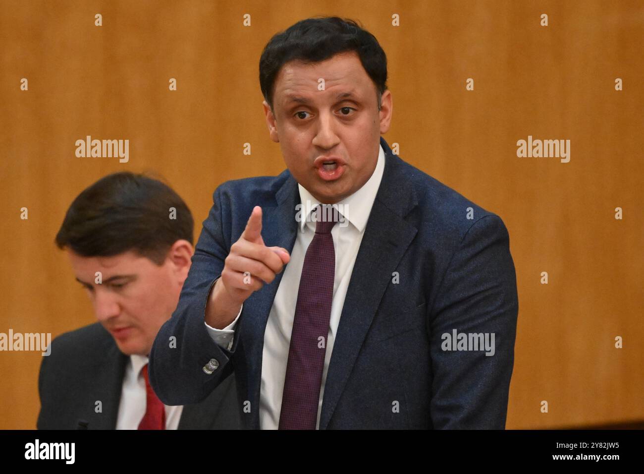 Edimburgo Scozia, Regno Unito 02 ottobre 2024. Il leader laburista scozzese Anas Sarwar al Parlamento scozzese per il dibattito del Partito Laburista scozzese sull'emergenza abitativa. credito sst/alamy notizie in diretta Foto Stock