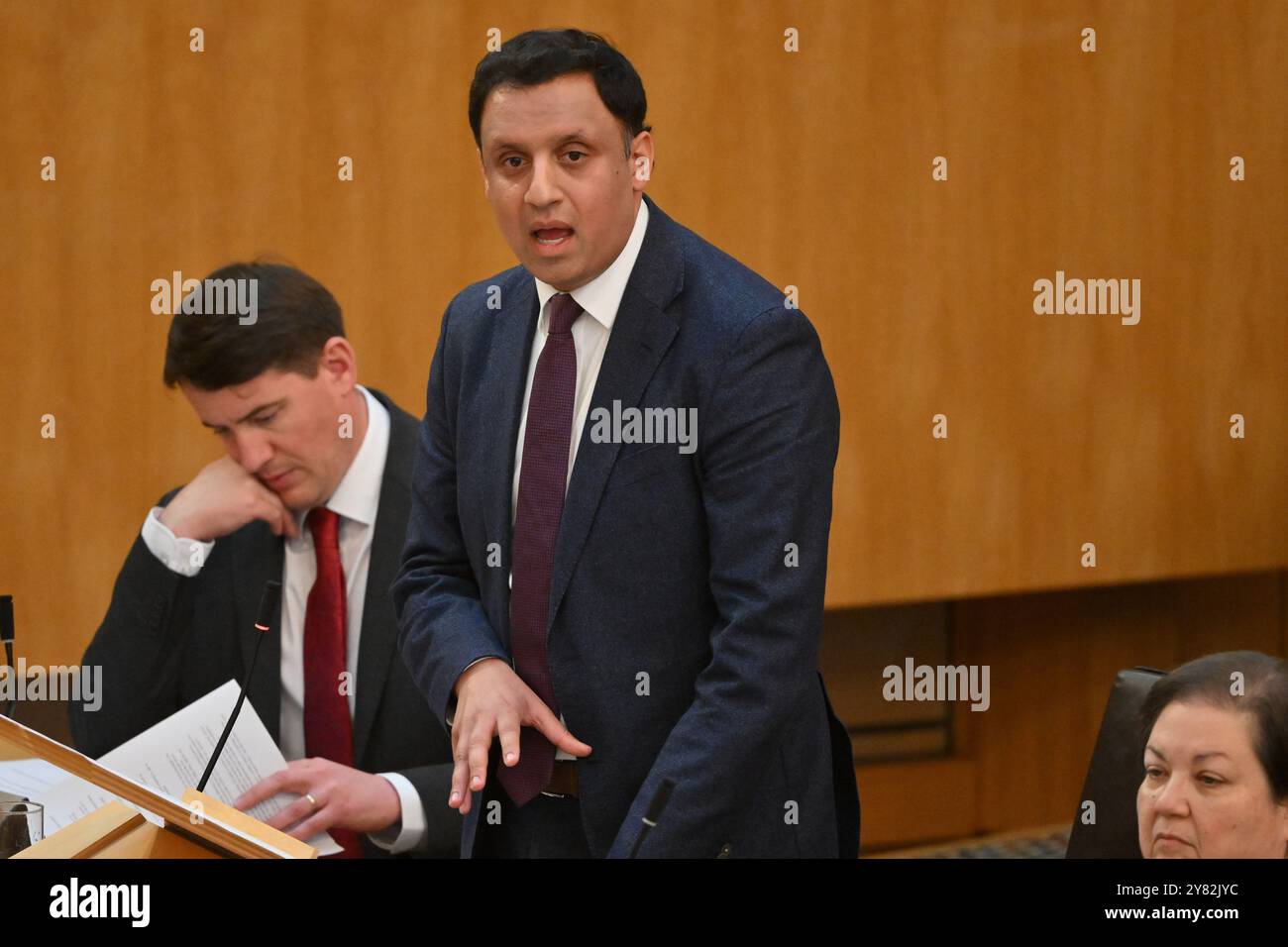 Edimburgo Scozia, Regno Unito 02 ottobre 2024. Il leader laburista scozzese Anas Sarwar al Parlamento scozzese per il dibattito del Partito Laburista scozzese sull'emergenza abitativa. credito sst/alamy notizie in diretta Foto Stock