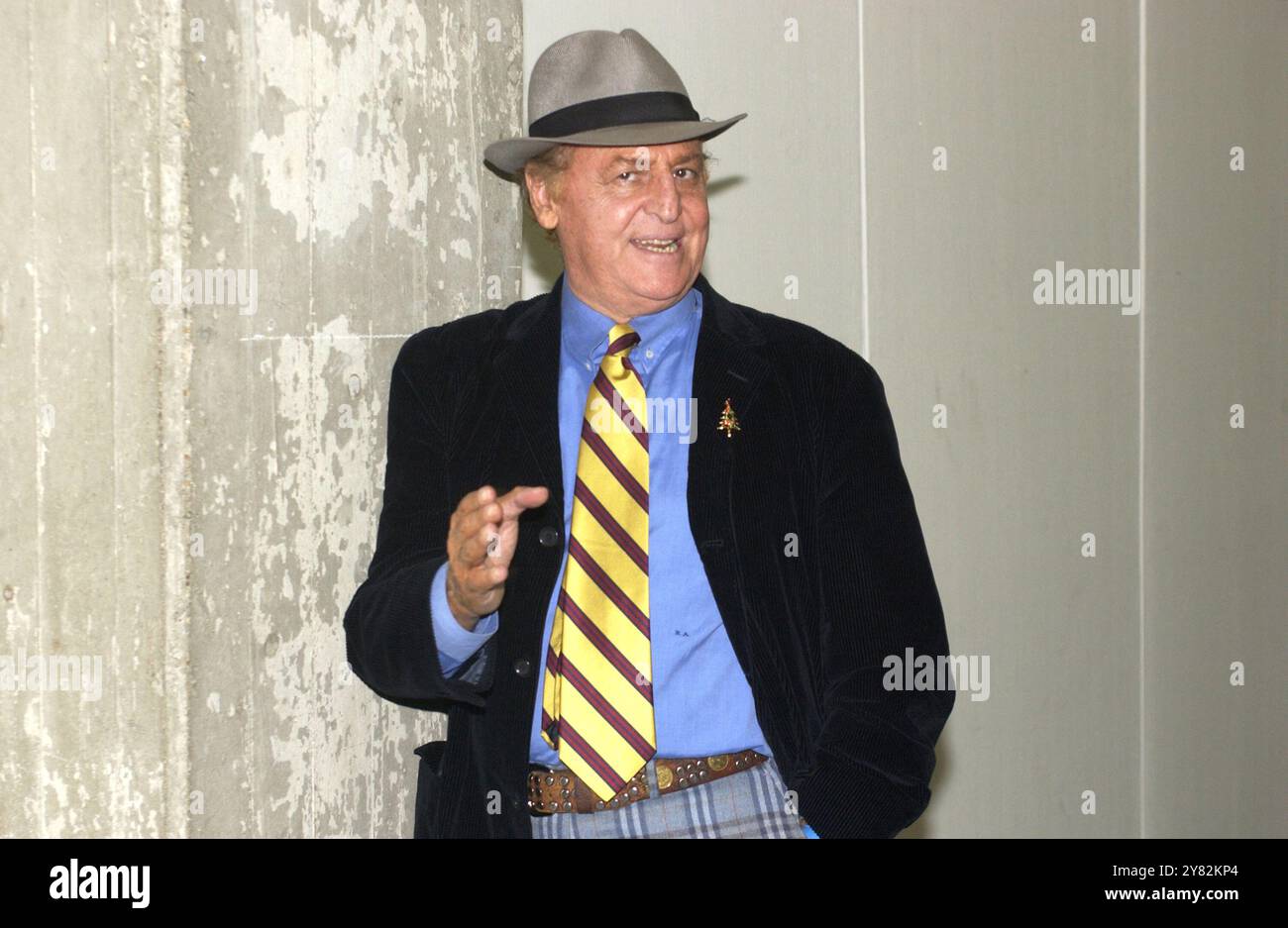 Milano, Italia 02/12/2002: Sessione fotografica di Renzo Arbore agli Italian Music Awards, Forum Assago Foto Stock