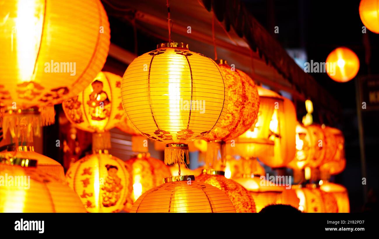 Foto del festival di metà autunno in Vietnam, una Chinatown nel Distretto 5, immagini di lanterne colorate e un'atmosfera gioiosa Foto Stock