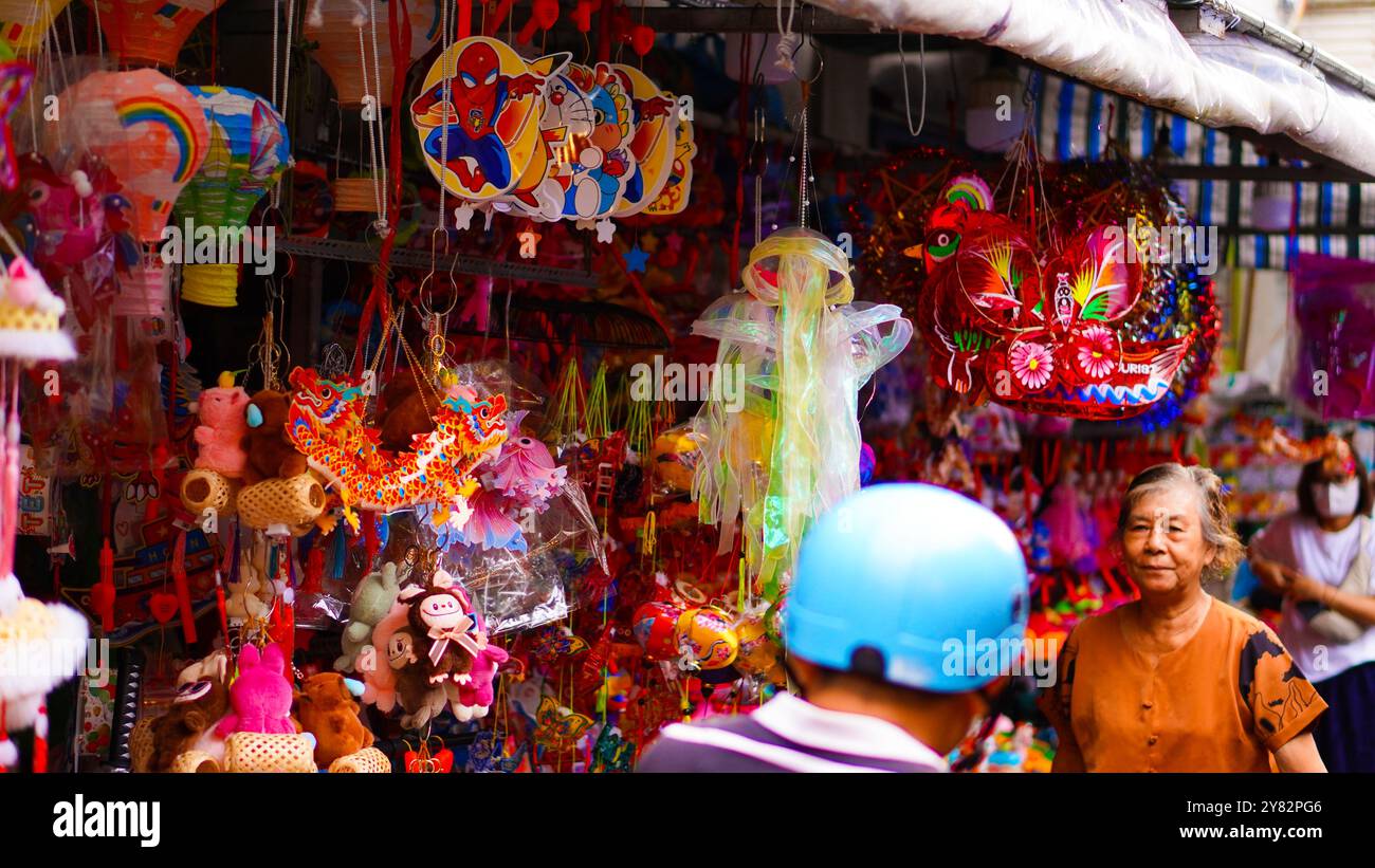 Foto del festival di metà autunno in Vietnam, una Chinatown nel Distretto 5, immagini di lanterne colorate e un'atmosfera gioiosa Foto Stock
