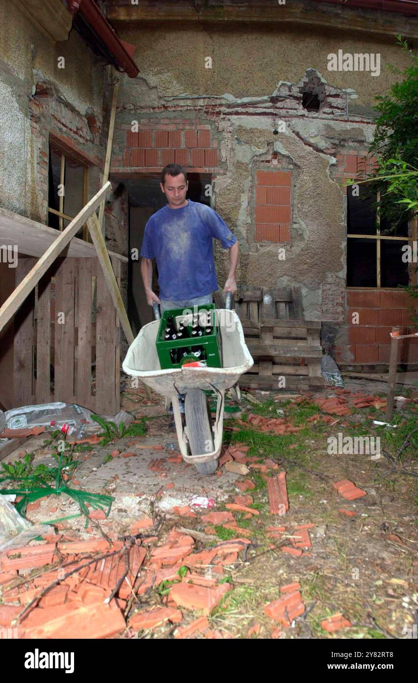 bere birra da una lattina o da un bicchiere, bevande alcoliche e rinfresco bere birra da una lattina o da un bicchiere Foto Stock