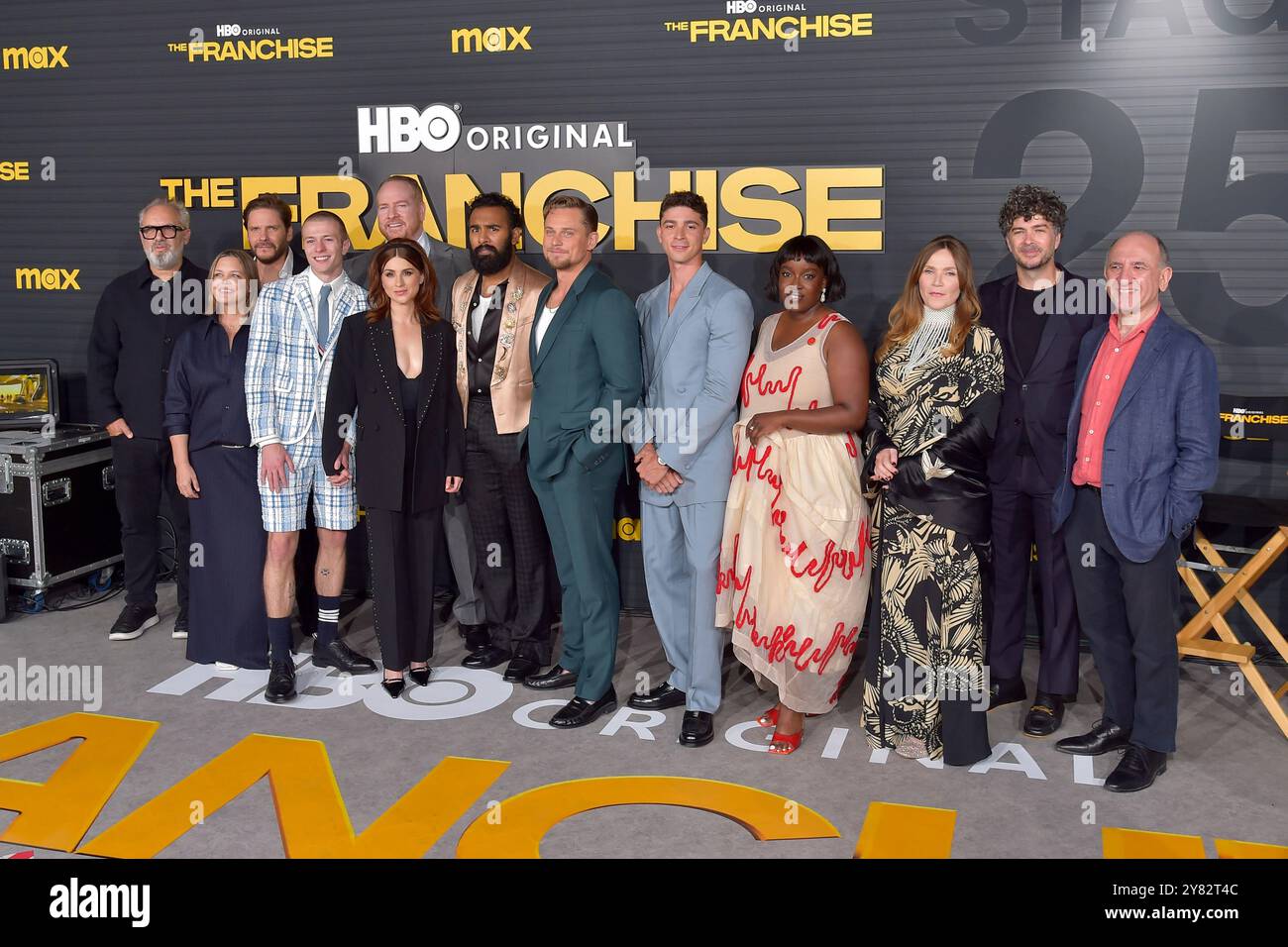 Sam Mendes, Daniel Brühl, Amy Gravitt, Ruaridh Mollica, Darren Goldstein, Aya Cash, Himesh Patel, Billy Magnussen, Isaac Powell, Lolly Adefope, Jessica Hynes, Jon Brown e Armando Iannucci bei der Premiere der HBO serie "The Franchise" im Paramount Theater. Los Angeles, 01.10.2024 Foto Stock