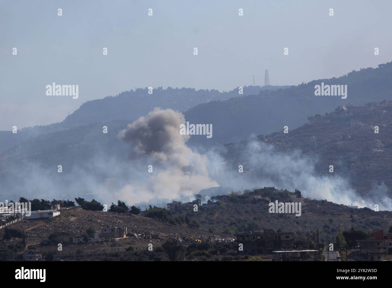 Shamshtar. 2 ottobre 2024. Il fumo causato dalle incursioni israeliane contro Shamshtar vicino alla città di Baalbek nel Libano orientale è raffigurato il 2 ottobre 2024. Nelle ultime 24 ore, gli attacchi aerei israeliani in Libano hanno ucciso 55 persone e ferito altre 156, ha detto il Ministero della salute libanese. Crediti: Taher Abu Hamdan/Xinhua/Alamy Live News Foto Stock