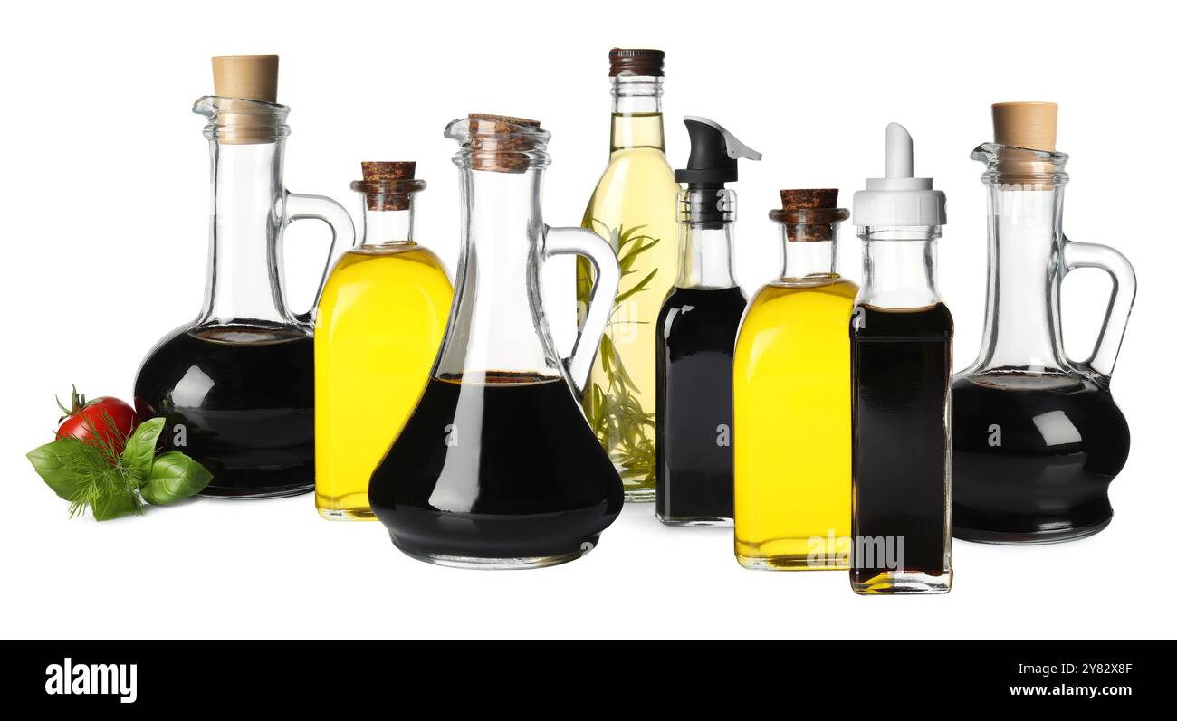 Gustoso aceto balsamico e olio su sfondo bianco, set Foto Stock