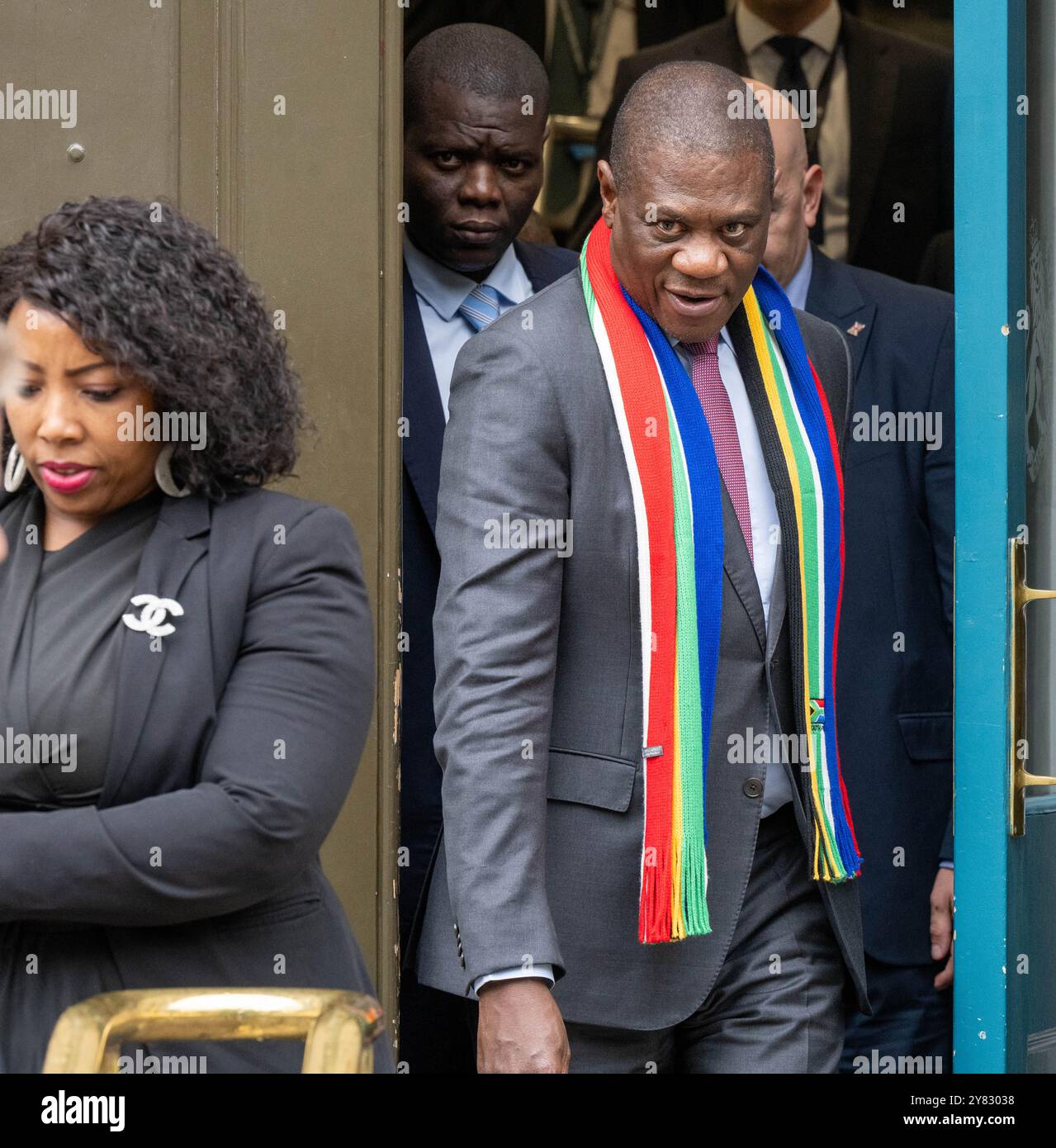 Londra, Regno Unito. 2 ottobre 2024. Paul Mashatile, vice presidente del Sudafrica, lascia l'ufficio di gabinetto a seguito di riunioni con i ministri del governo credito: Ian Davidson/Alamy Live News Foto Stock