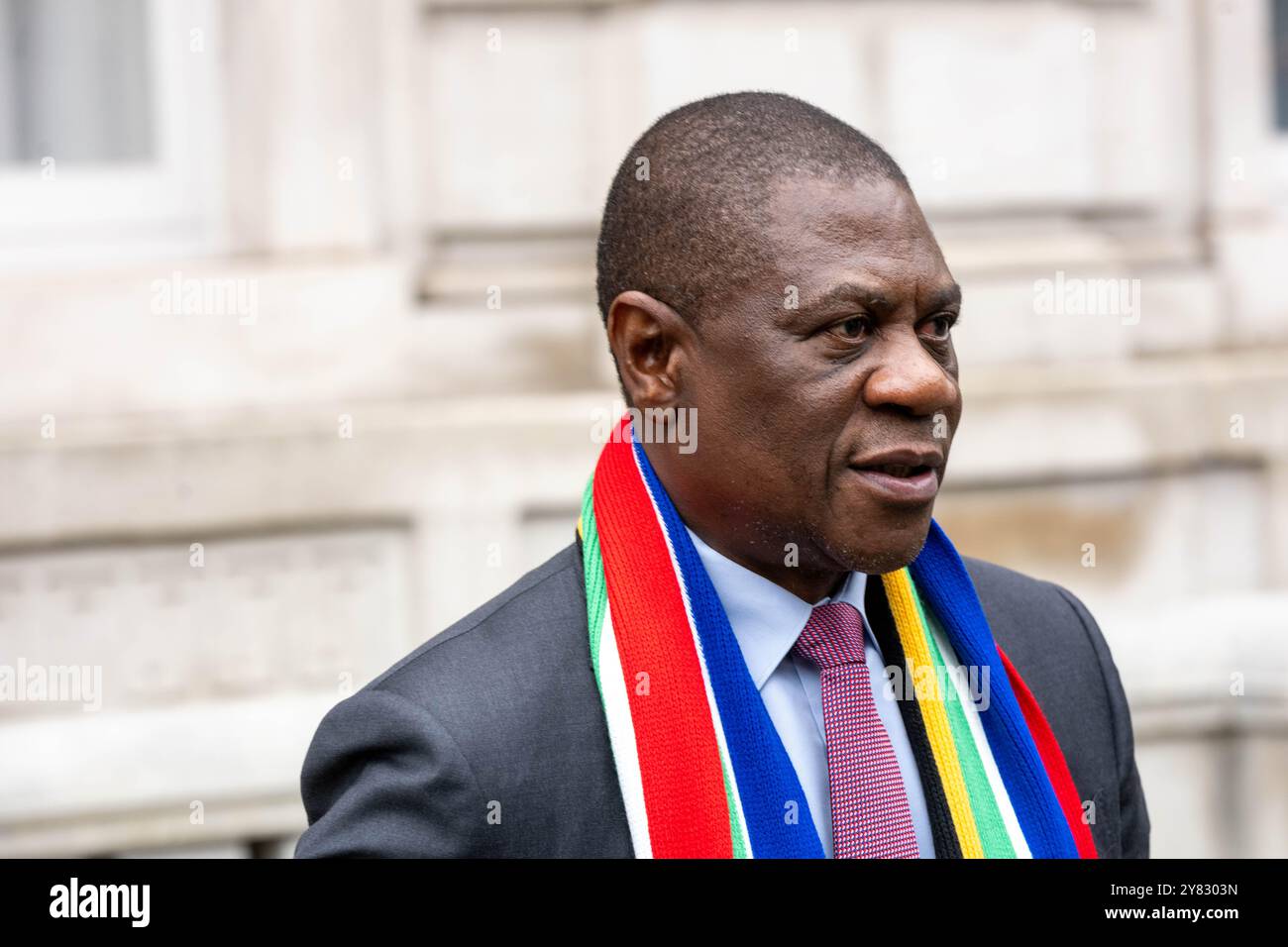 Londra, Regno Unito. 2 ottobre 2024. Paul Mashatile, vice presidente del Sudafrica, lascia l'ufficio di gabinetto a seguito di riunioni con i ministri del governo credito: Ian Davidson/Alamy Live News Foto Stock