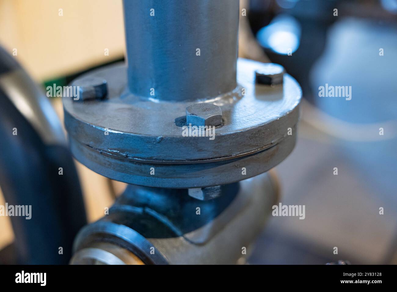 Vecchia tubazione collegata con una flangia e viti. Vecchia tubazione collegata con una flangia e viti. Tipo industriale, tubo, collegamento meccanico, tubazioni, macchina. Industry_pipes_flange_screws_B97A7612 Foto Stock