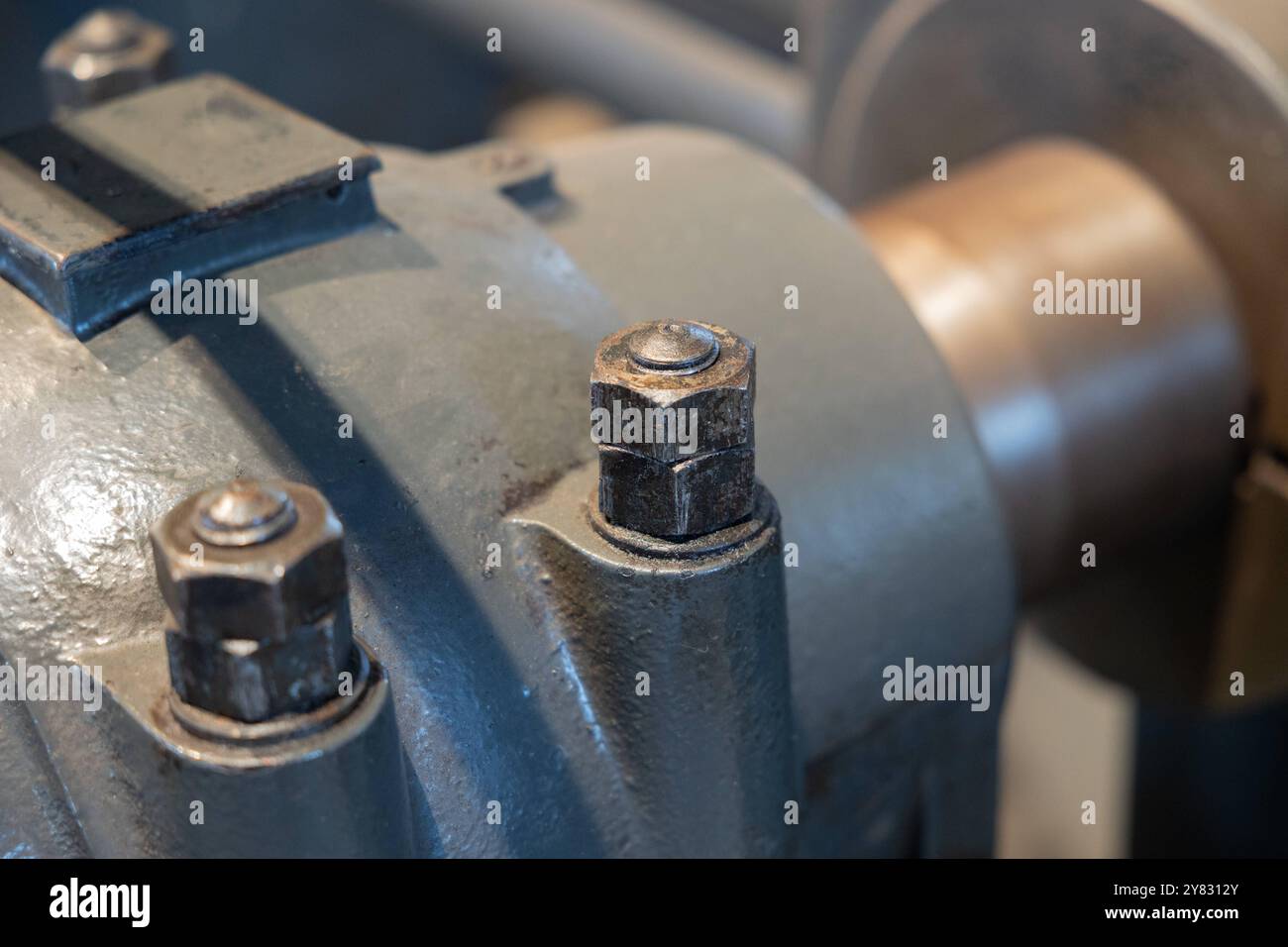 Vecchia tubazione con flangia e viti, collegata a una pompa. Vecchia tubazione con flangia e viti, collegata a una pompa. Collegamento meccanico, tubazioni, design industriale, vecchia macchina. Industry_pipes_flange_screws_B97A7613 Foto Stock