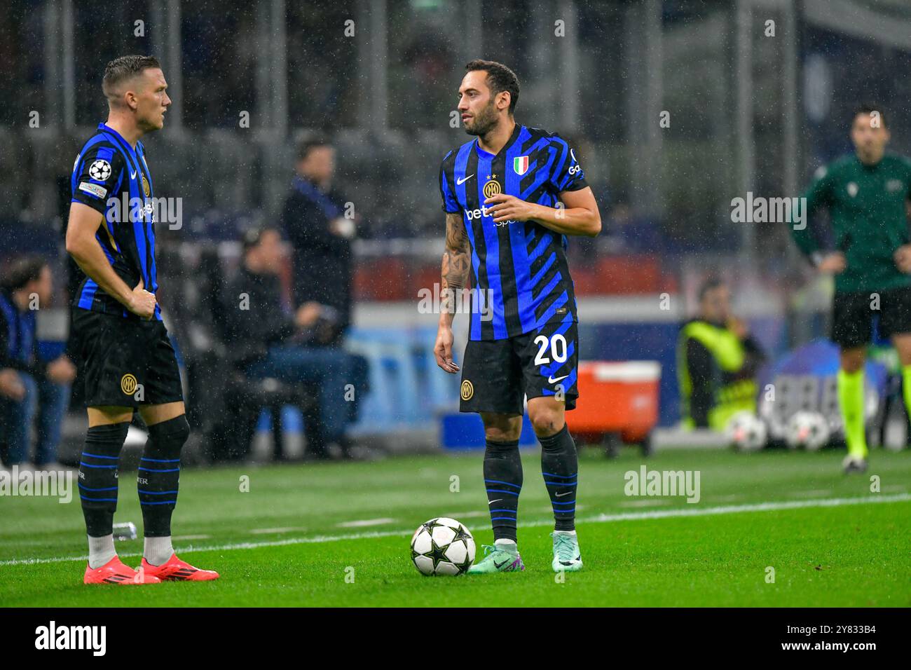 Milano, Italia. 1 ottobre 2024. Hakan Calhanoglu (20) dell'Inter visto durante la partita di UEFA Champions League tra l'Inter e il Crvena Zvezda al Giuseppe Meazza di Milano. Credito: Gonzales Photo/Alamy Live News Foto Stock