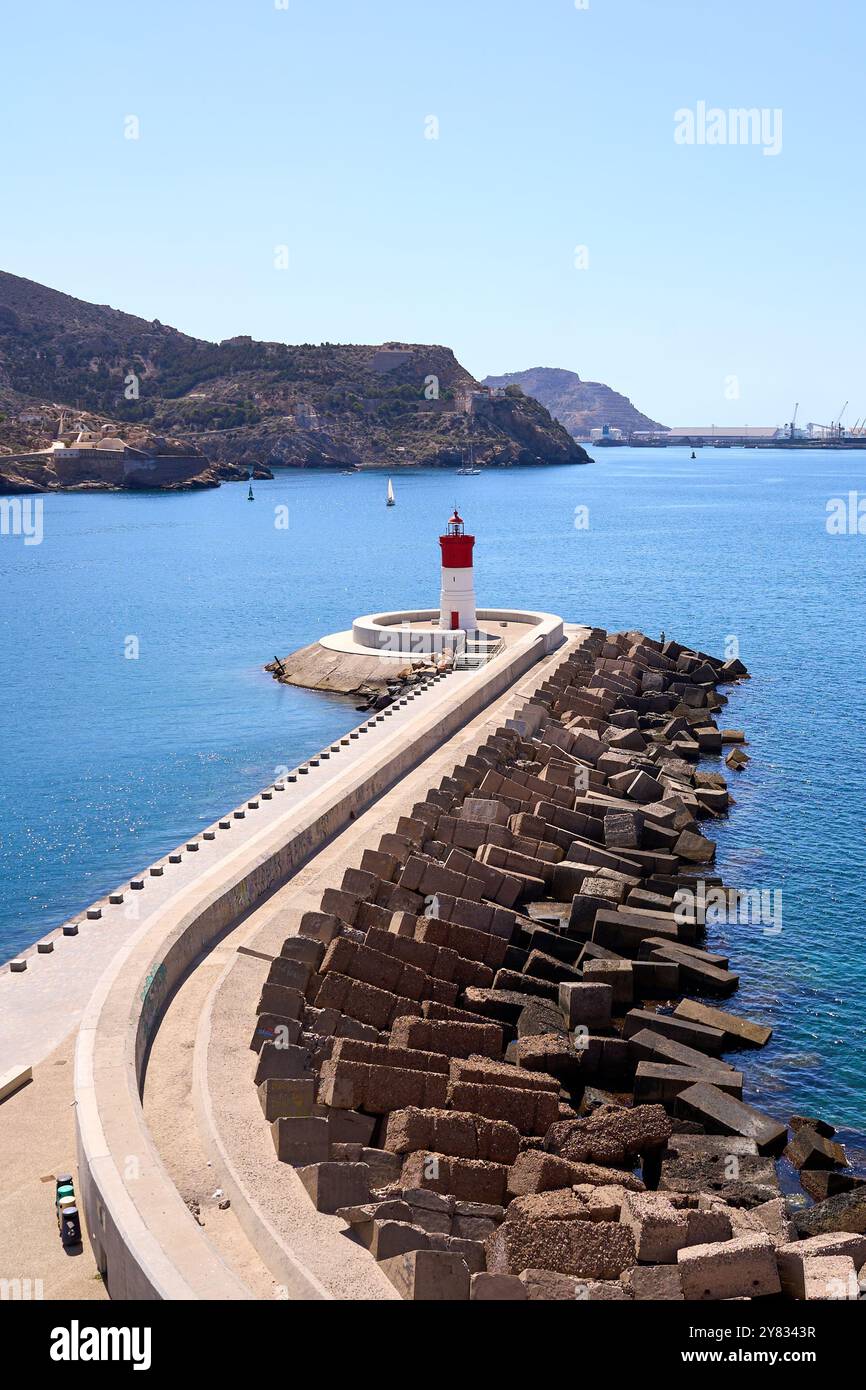 Faro alla fine di un frangiflutti marittimi. Foto Stock