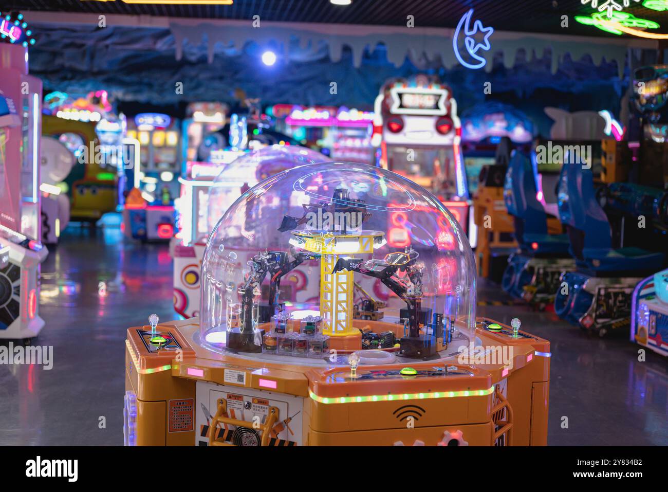 una sala giochi colorata piena di macchine da gioco Foto Stock
