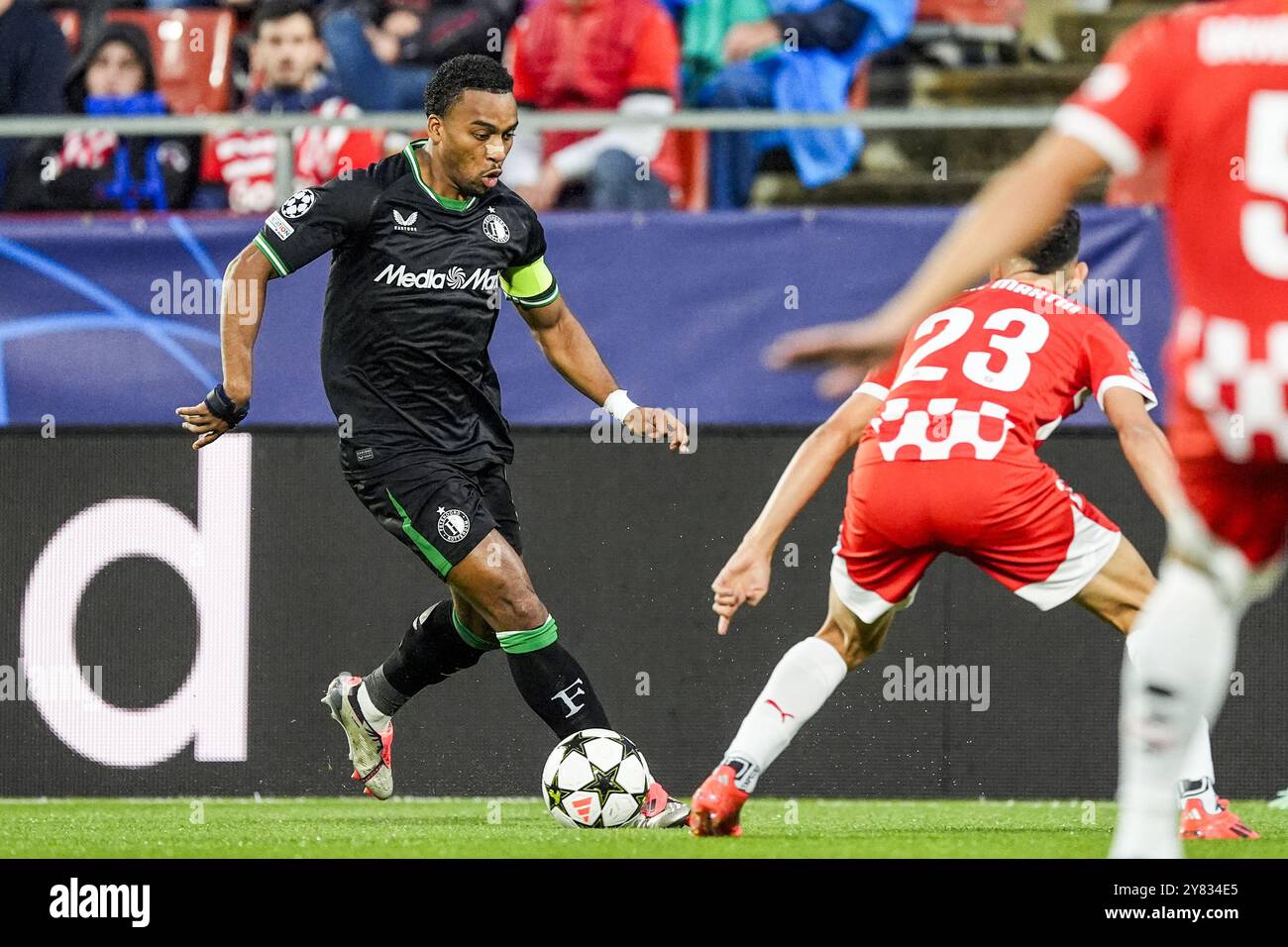 Girona, Spagna. 2 ottobre 2024. Girona - Quinten Timber di Feyenoord, Ivan Martin di Girona FC durante il secondo round del nuovo format della UEFA Champions League 2024/2025. La partita è ambientata tra Girona FC e Feyenoord all'Estadi Montilivi il 2 ottobre 2024 a Girona, in Spagna. Credito: Foto Box to Box/Alamy Live News Foto Stock