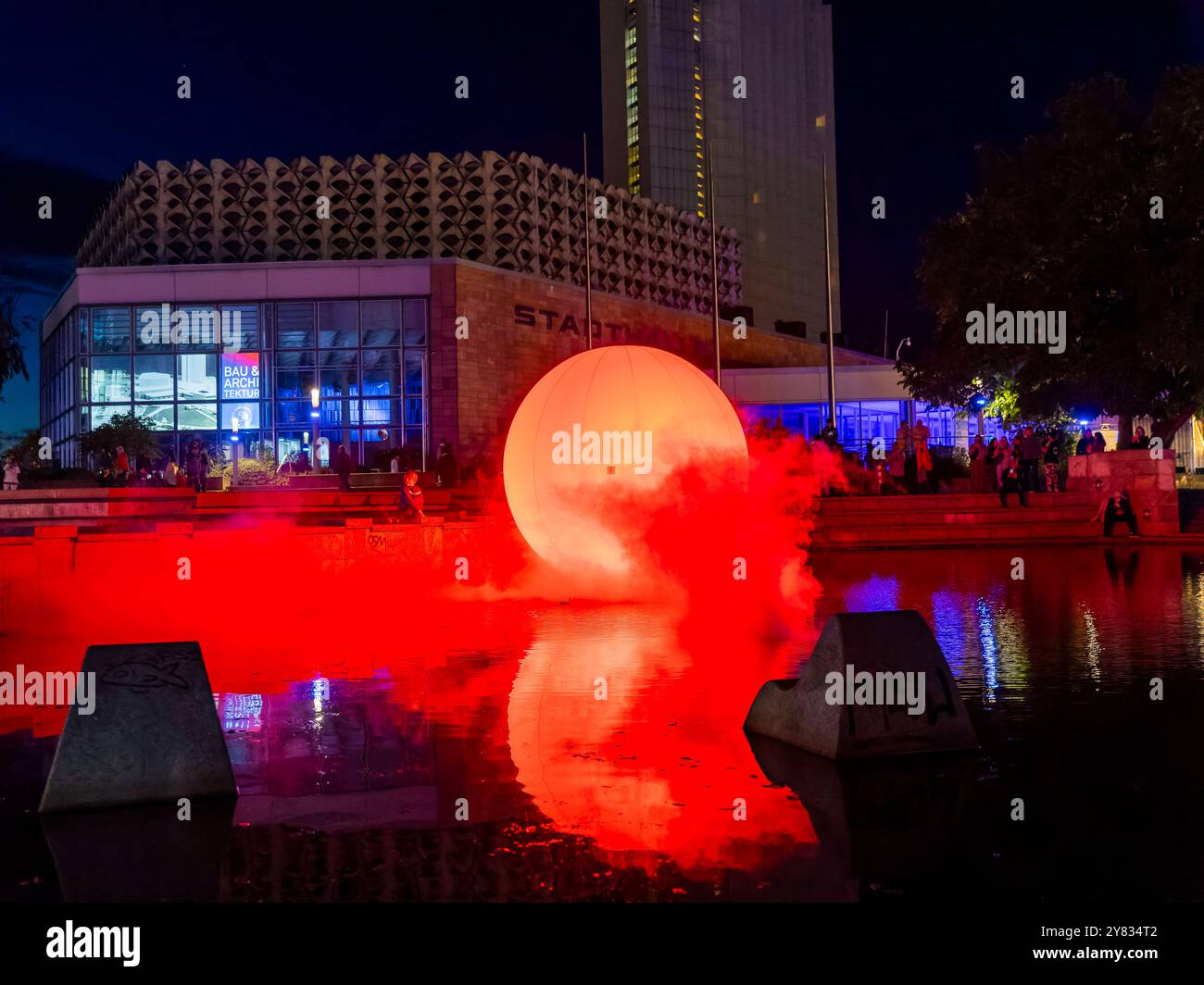 DAS zweite Lichtkunstfestival Light Our Vision Stadthallenbrunnen, DIP, Jonas Vogt Die 2. Ausgabe von Light il nostro motto Vision unter dem LICHT.MACHT.PLATZ. Begeistert mit einem internationalen Line-up und einer Rekordzahl an Bewerbungen aus der ganzen Welt. Aus über 100 Einreichungen wurden die besten Lichtkünstler ausgewählt, die an verschiedenen Standorten in der Chemnitzer Innenstadt ihre Werke präsentieren. Insgesamt sind 21 Künstler:innen beteiligt, die mit einzigartigen Installationen, Projektionen und interaktiven Lichtkunstwerken faszinierende Erlebnisse schaffen. Chemnitz Sachsen Deutsc Foto Stock