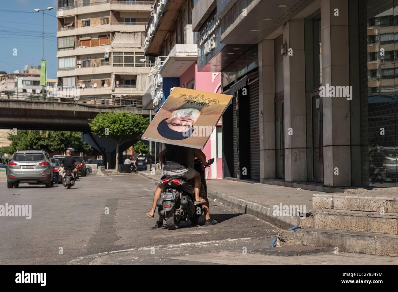 Beirut, Beirut, Libano. 2 ottobre 2024. L'ufficio stampa e media di Hezbollah ha organizzato un tour all'interno del sobborgo residenziale di Dahieh, a sud di Beirut, per mostrare le aree recentemente bombardate. 4 luoghi bombardati negli ultimi giorni sono stati mostrati ai media internazionali, ma non agli ultimi, colpiti da un missile la stessa mattina. (Credit Image: © Matteo Placucci/ZUMA Press Wire) SOLO PER USO EDITORIALE! Non per USO commerciale! Foto Stock