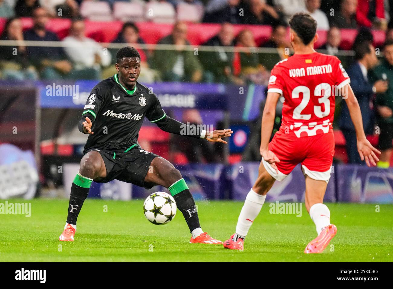 Girona, Spagna. 2 ottobre 2024. Girona - Ibrahim Osman di Feyenoord, Ivan Martin di Girona FC durante il secondo turno del nuovo format della UEFA Champions League 2024/2025. La partita è ambientata tra Girona FC e Feyenoord all'Estadi Montilivi il 2 ottobre 2024 a Girona, in Spagna. Credito: Foto Box to Box/Alamy Live News Foto Stock