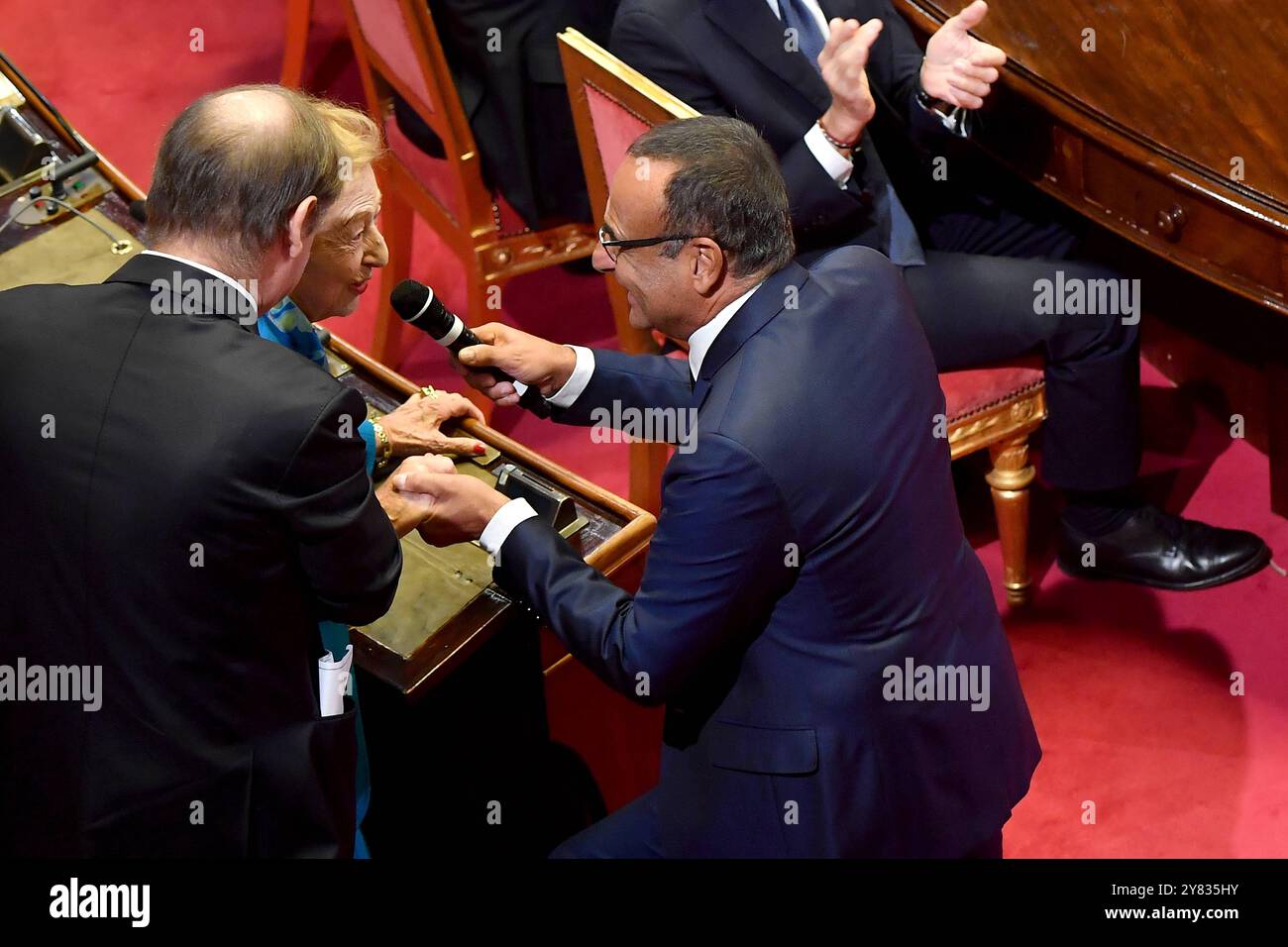Roma: Sala del Senato. 100 anni di radio in Italia. Nella foto: Elettra Marconi e Carlo conti Foto Stock Roma: Sala del Senato. 100 anni di radio in Italia. Nella foto: Elettra Marconi e Carlo conti Foto Stock
