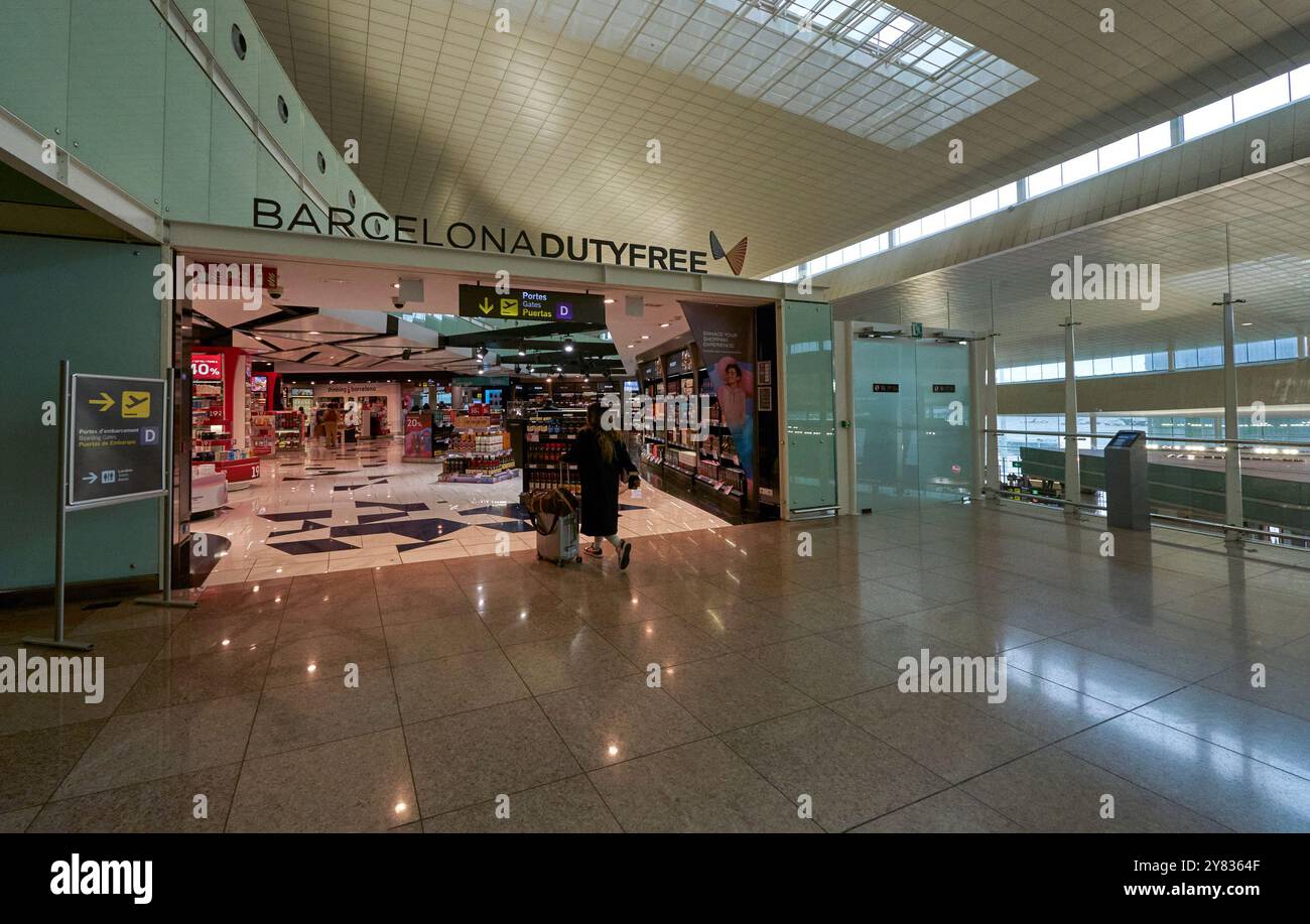 Shopping all'aeroporto internazionale El Prat di Barcellona, Spagna Foto Stock