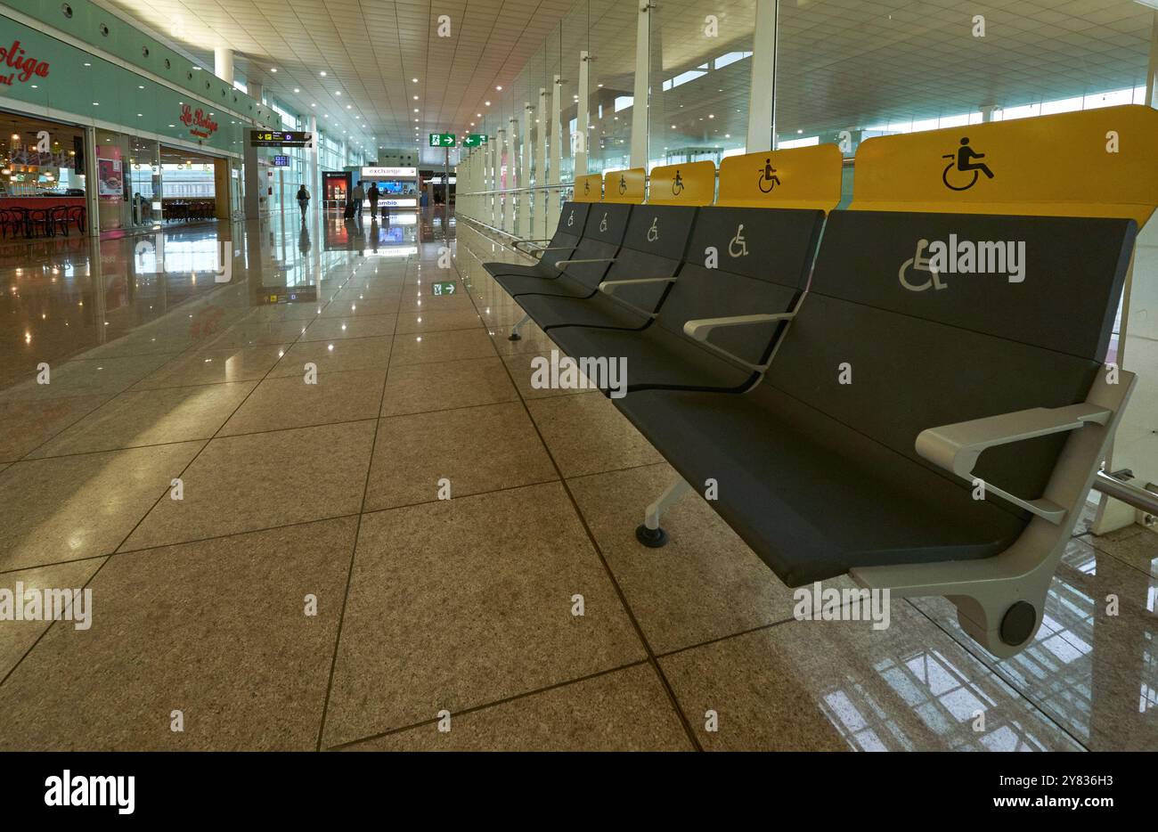 Posti a sedere per disabili all'aeroporto El Prat di Barcellona Foto Stock