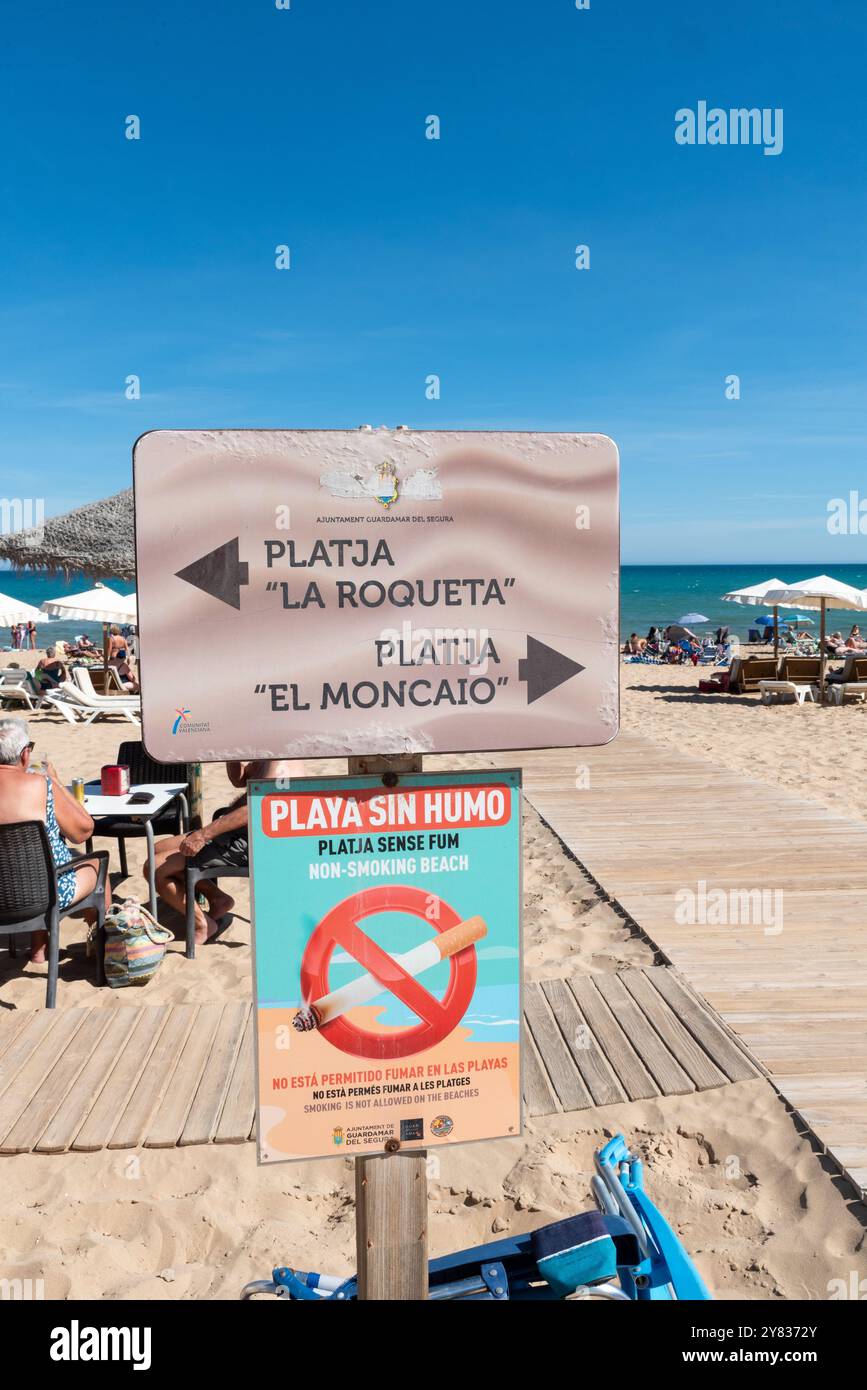 Spiaggia per non fumatori a Guardamar del Segura, un comune della provincia di Alicante, Spagna. Costa mediterranea della Costa Blanca. Platja El Moncaio Foto Stock
