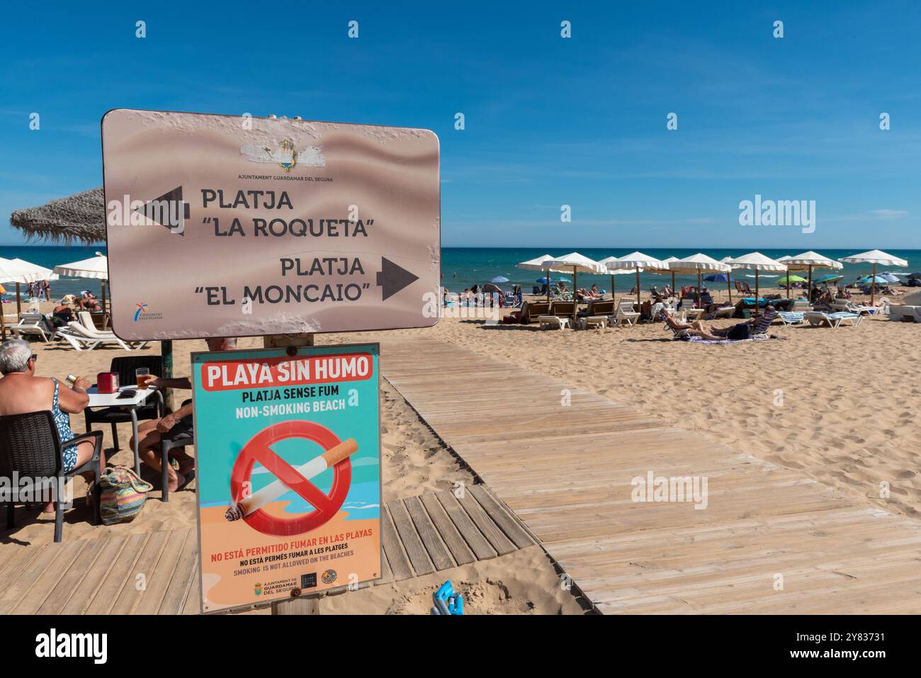 Spiaggia per non fumatori a Guardamar del Segura, un comune della provincia di Alicante, Spagna. Costa mediterranea della Costa Blanca. Platja El Moncaio Foto Stock