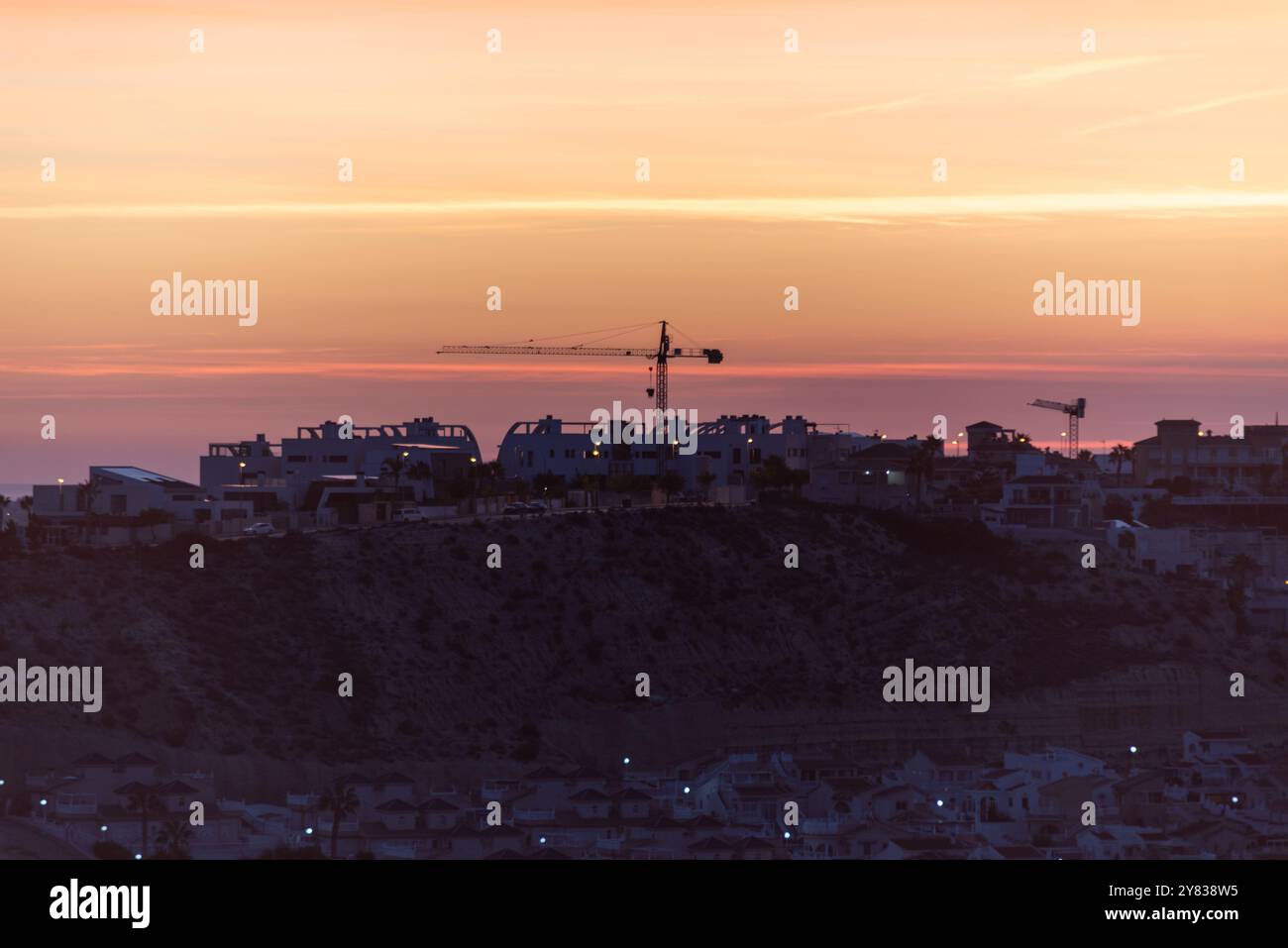 Alba, alba, dietro le quinte degli edifici per le vacanze in costruzione nella città mediterranea di Ciudad Quesada, Rojales, Spagna, EU Foto Stock