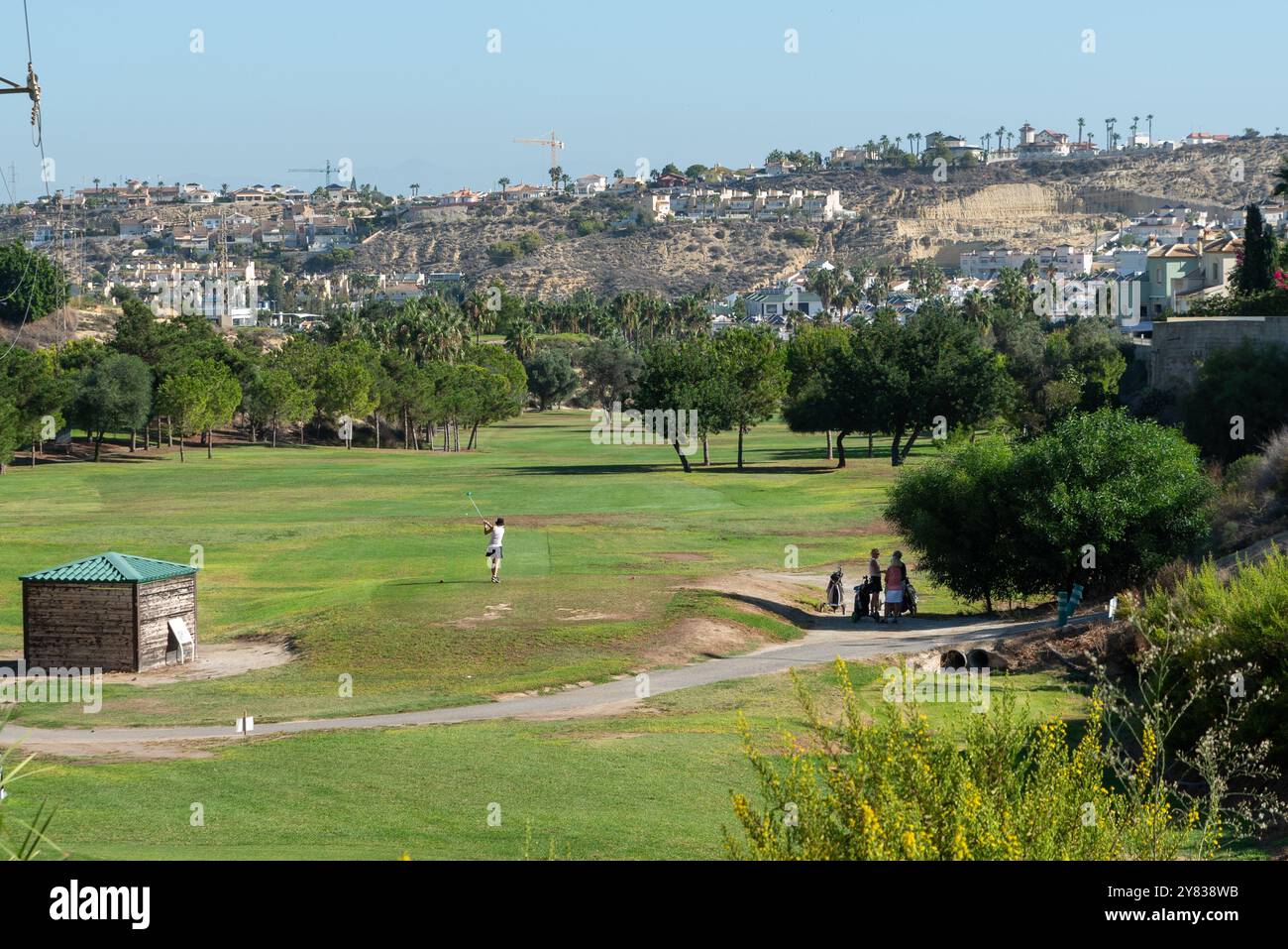 Complesso di golf la Marquesa a Ciudad Quesada, Rojales, provincia di Alicante, Spagna. Campo da golf molto frequentato dagli ex pats britannici. Golfista che si allena Foto Stock