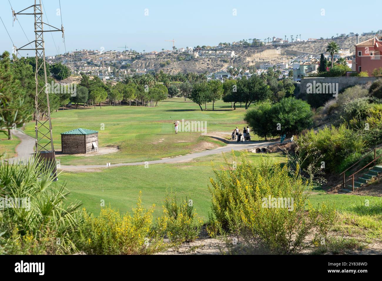 Complesso di golf la Marquesa a Ciudad Quesada, Rojales, provincia di Alicante, Spagna. Campo da golf molto frequentato dagli ex pats britannici. Golfista che si allena Foto Stock