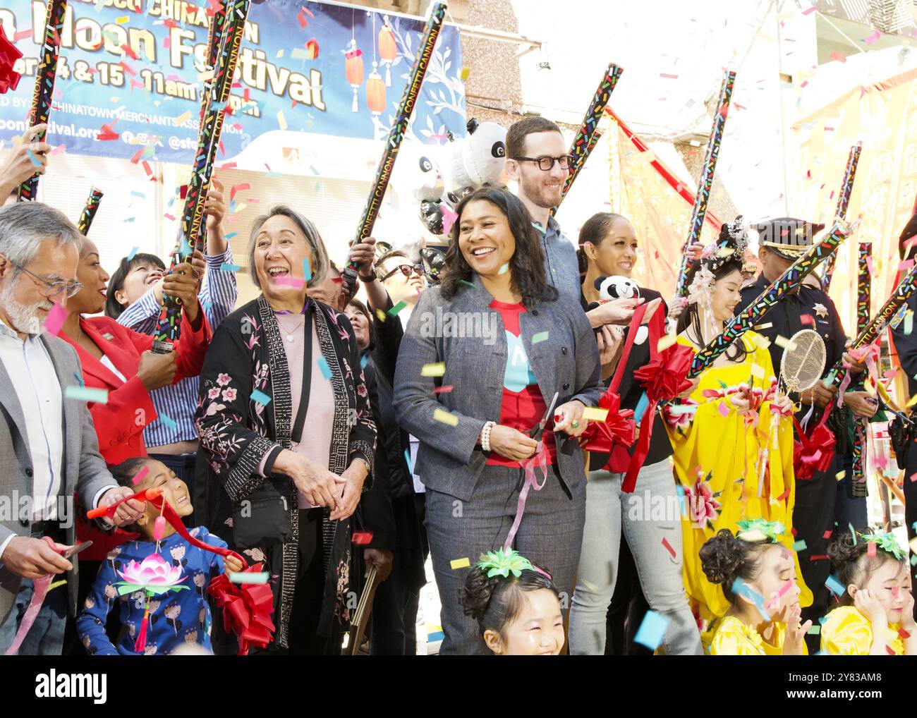 San Francisco, CA - 14 settembre 2024: Eletti e leader della città alla cerimonia di apertura del 34° Festival annuale della Luna d'autunno. Coriandoli che volano Foto Stock