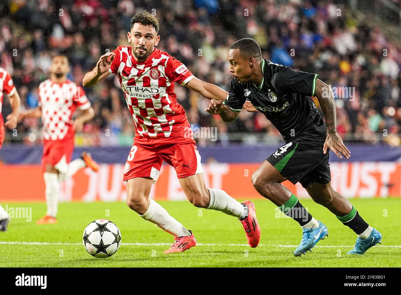 Girona, Spagna. 2 ottobre 2024. Girona - Ivan Martin di Girona FC, Igor Paixao di Feyenoord durante il secondo turno del nuovo format della UEFA Champions League 2024/2025. La partita è ambientata tra Girona FC e Feyenoord all'Estadi Montilivi il 2 ottobre 2024 a Girona, in Spagna. Credito: Foto Box to Box/Alamy Live News Foto Stock