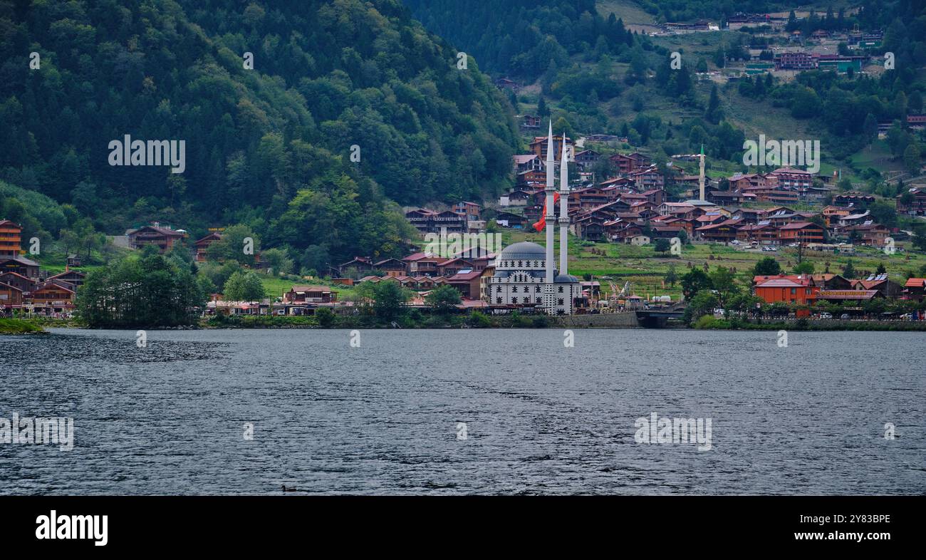 Il lago Uzungöl (lago lungo) è un lago situato a sud della città di Trabzon, nel distretto di Caykara nella provincia di Trabzon, Turchia. Foto Stock