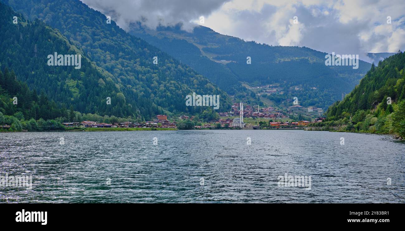 Il lago Uzungöl (lago lungo) è un lago situato a sud della città di Trabzon, nel distretto di Caykara nella provincia di Trabzon, Turchia. Foto Stock