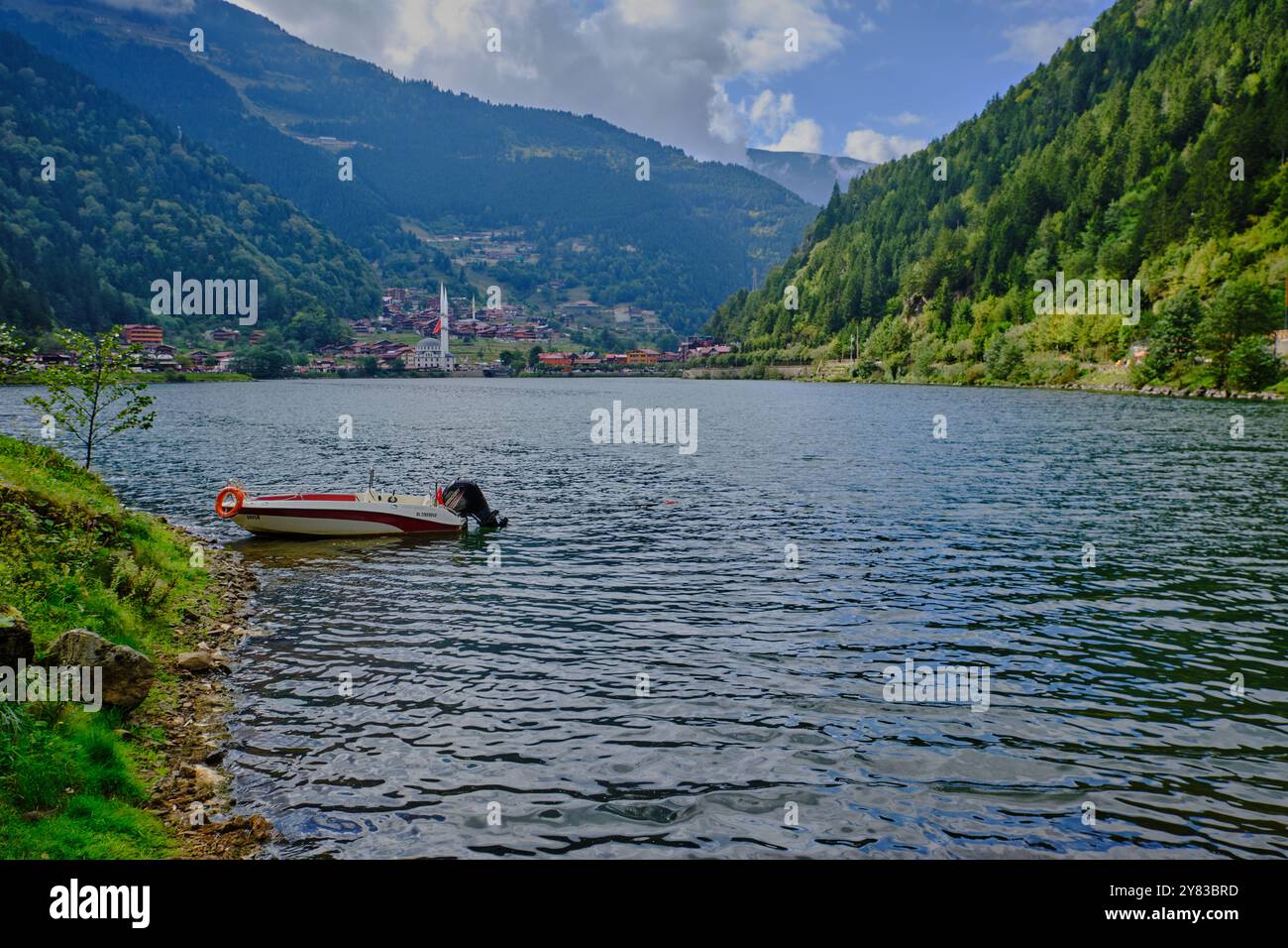 Il lago Uzungöl (lago lungo) è un lago situato a sud della città di Trabzon, nel distretto di Caykara nella provincia di Trabzon, Turchia. Foto Stock