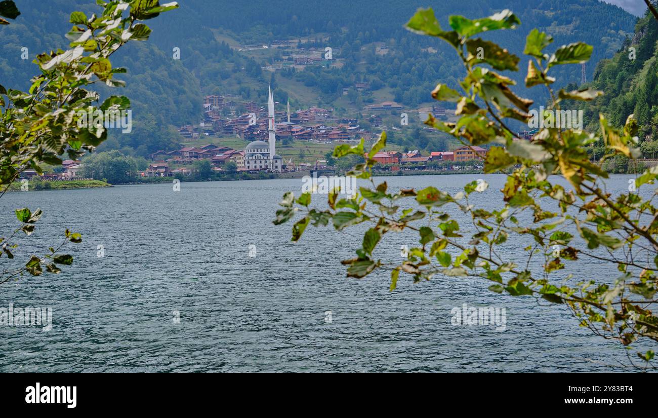 Il lago Uzungöl (lago lungo) è un lago situato a sud della città di Trabzon, nel distretto di Caykara nella provincia di Trabzon, Turchia. Foto Stock