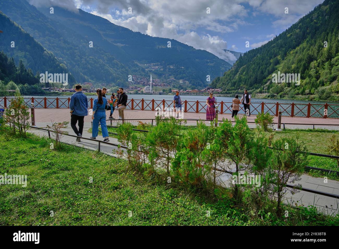 Il lago Uzungöl (lago lungo) è un lago situato a sud della città di Trabzon, nel distretto di Caykara nella provincia di Trabzon, Turchia. Foto Stock