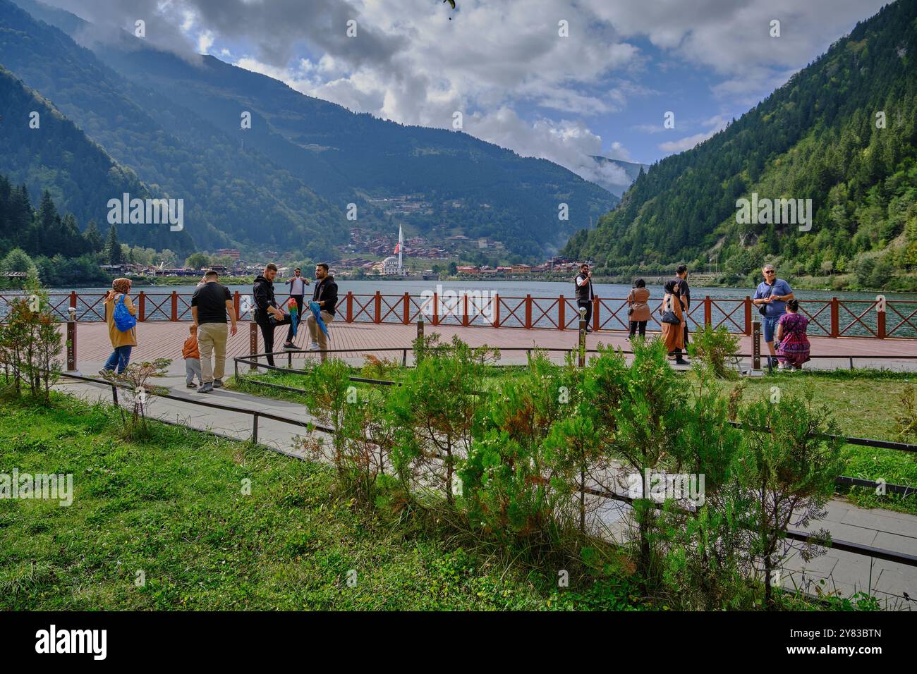 Il lago Uzungöl (lago lungo) è un lago situato a sud della città di Trabzon, nel distretto di Caykara nella provincia di Trabzon, Turchia. Foto Stock