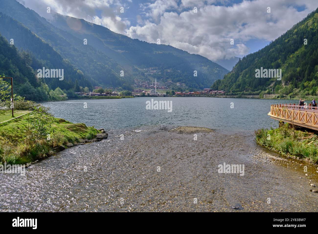 Il lago Uzungöl (lago lungo) è un lago situato a sud della città di Trabzon, nel distretto di Caykara nella provincia di Trabzon, Turchia. Foto Stock